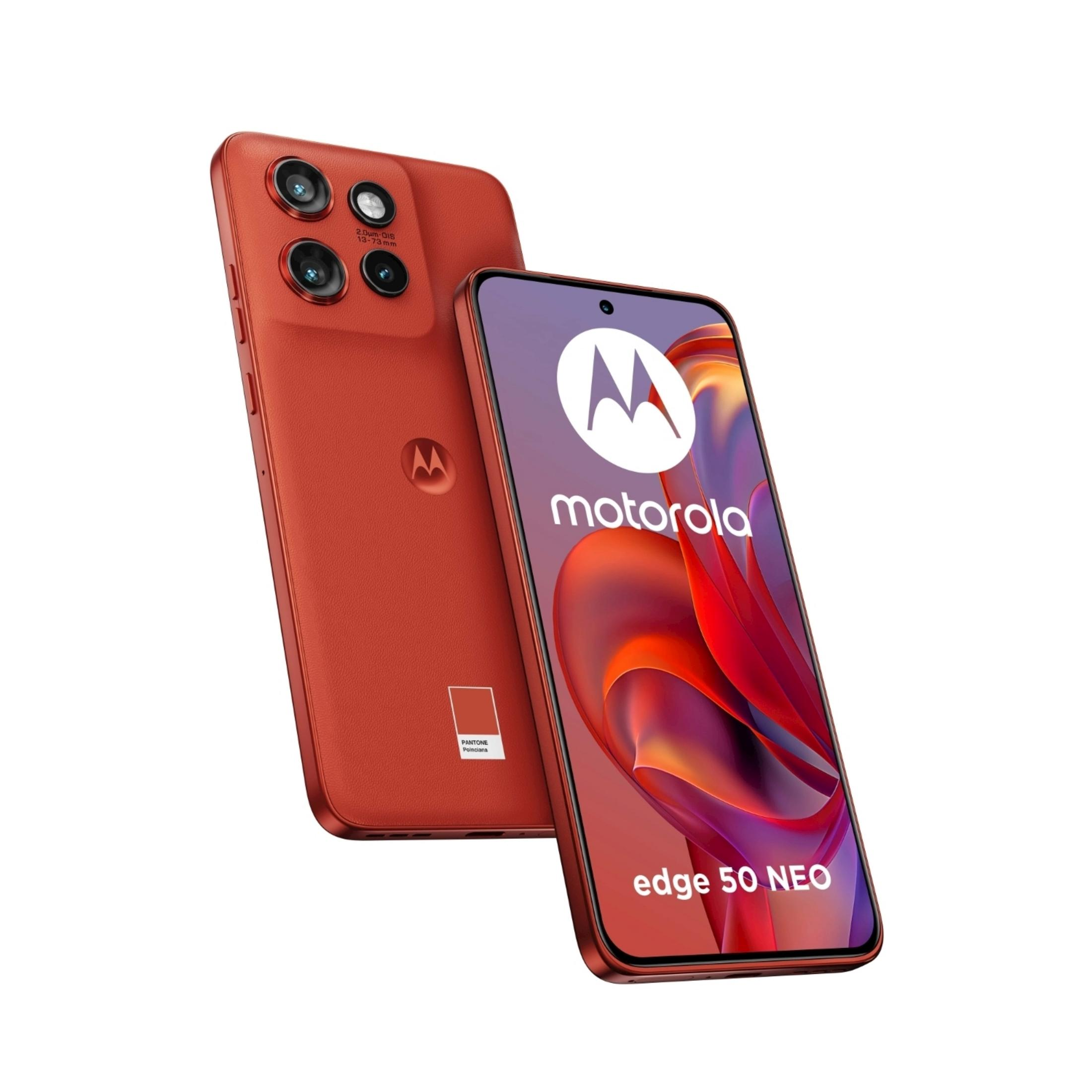 Ein orangefarbenes Motorola Edge 50 Neo Smartphone mit drei Kameras.