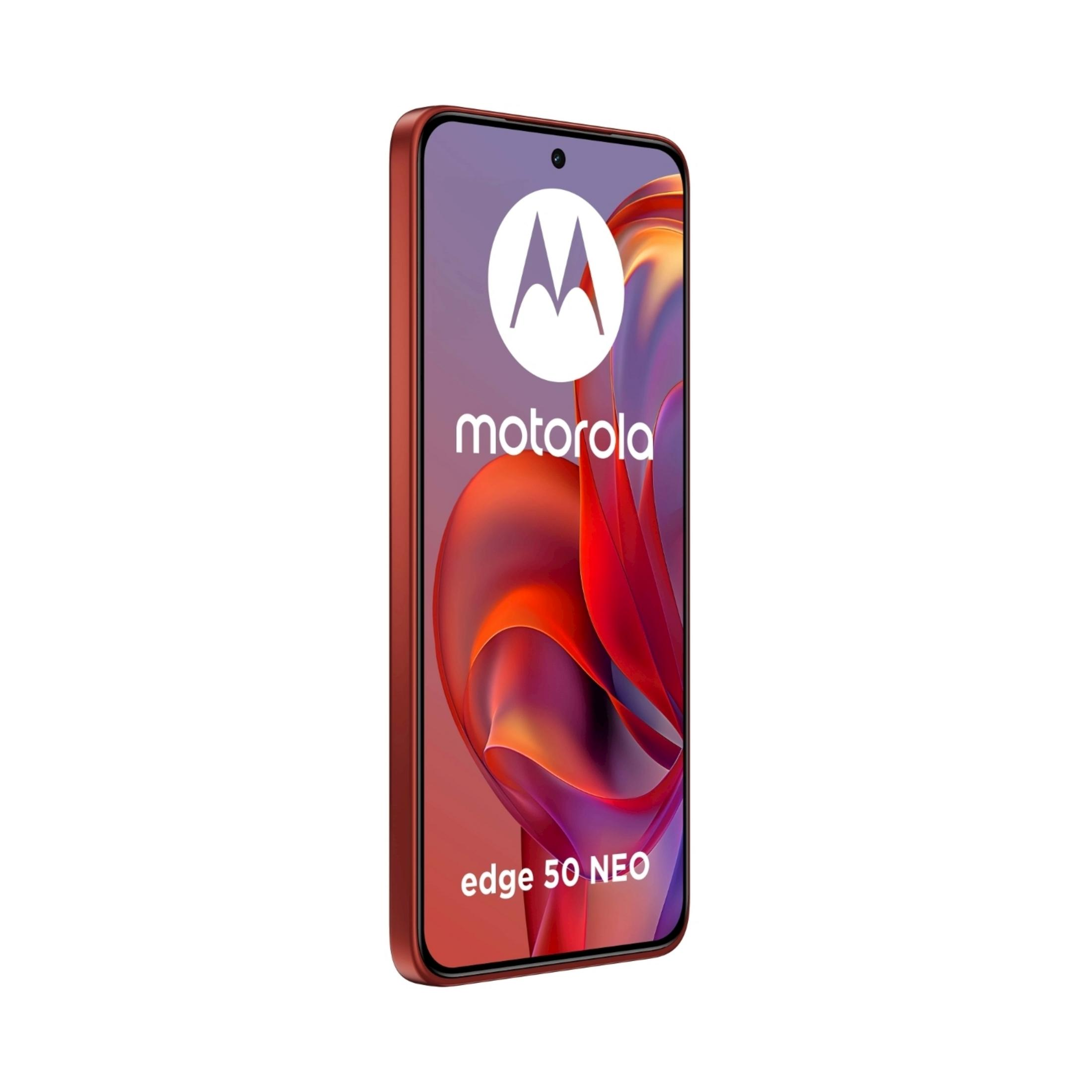 Ein rotes Motorola Edge 50 Neo Smartphone mit Motorola-Logo auf dem Bildschirm.