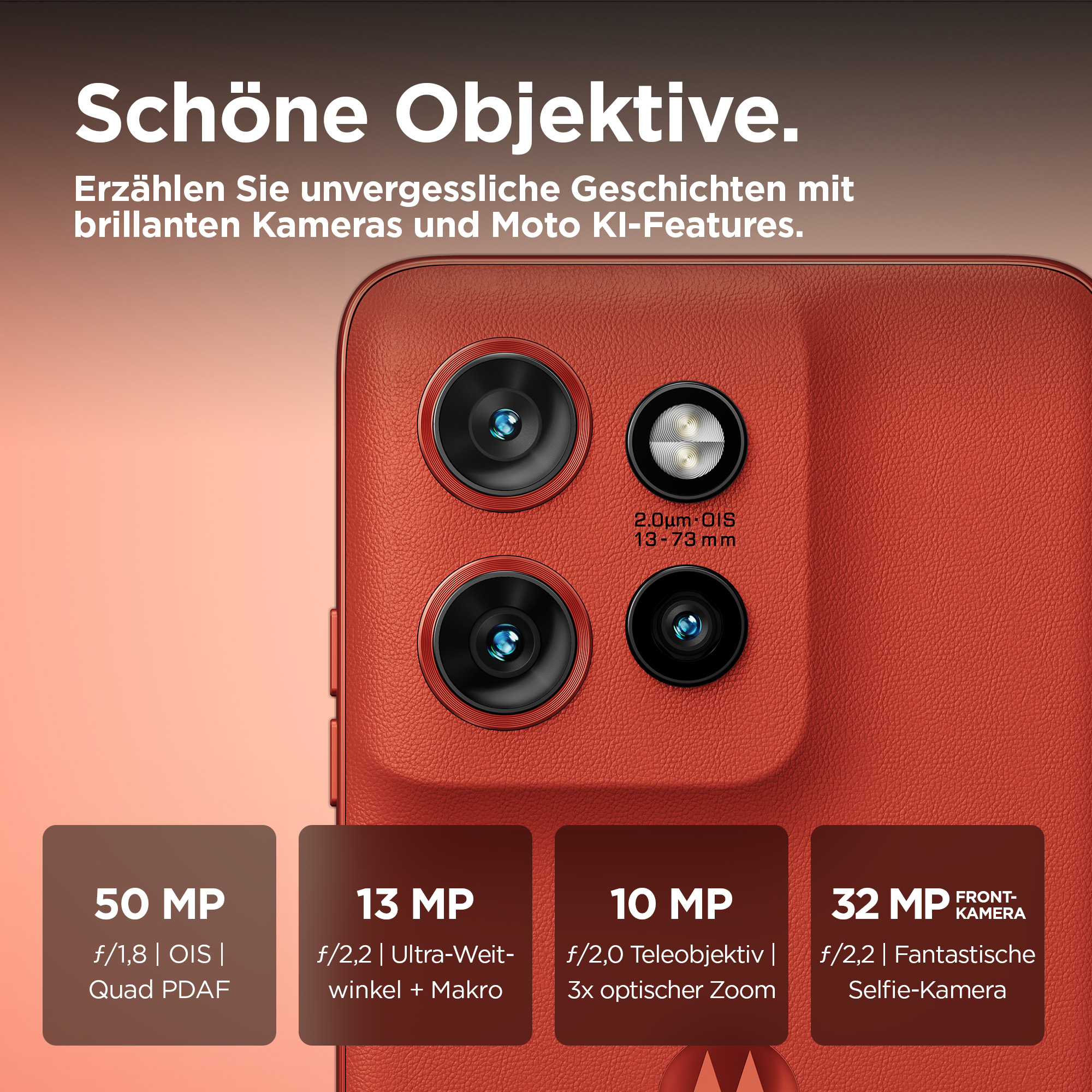 Rote Rückseite eines Smartphones mit vier Kameralinsen und Kameradetails.