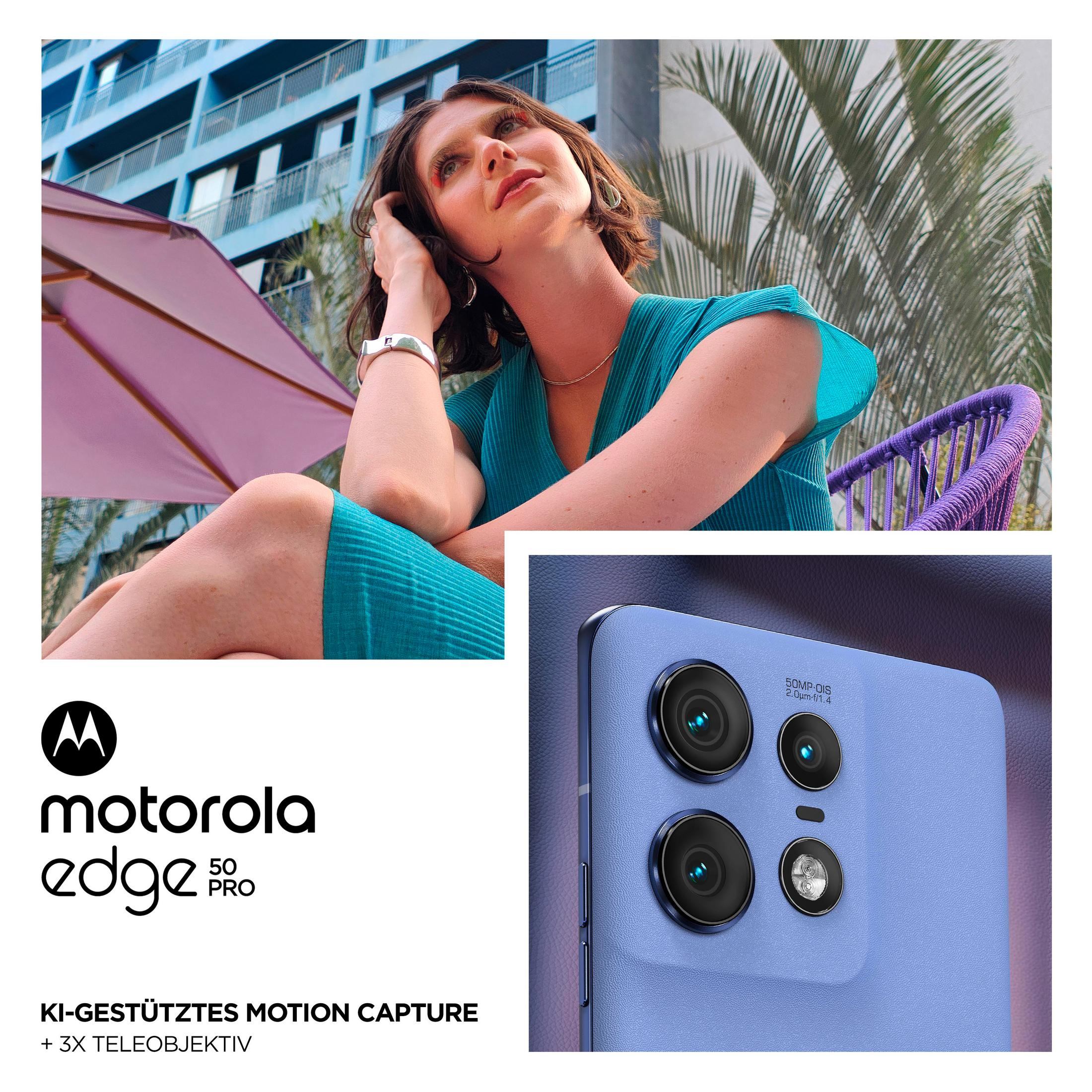 Kobieta w turkusowej sukience siedzi, szczegół aparatu Motorola Edge 50 Pro.