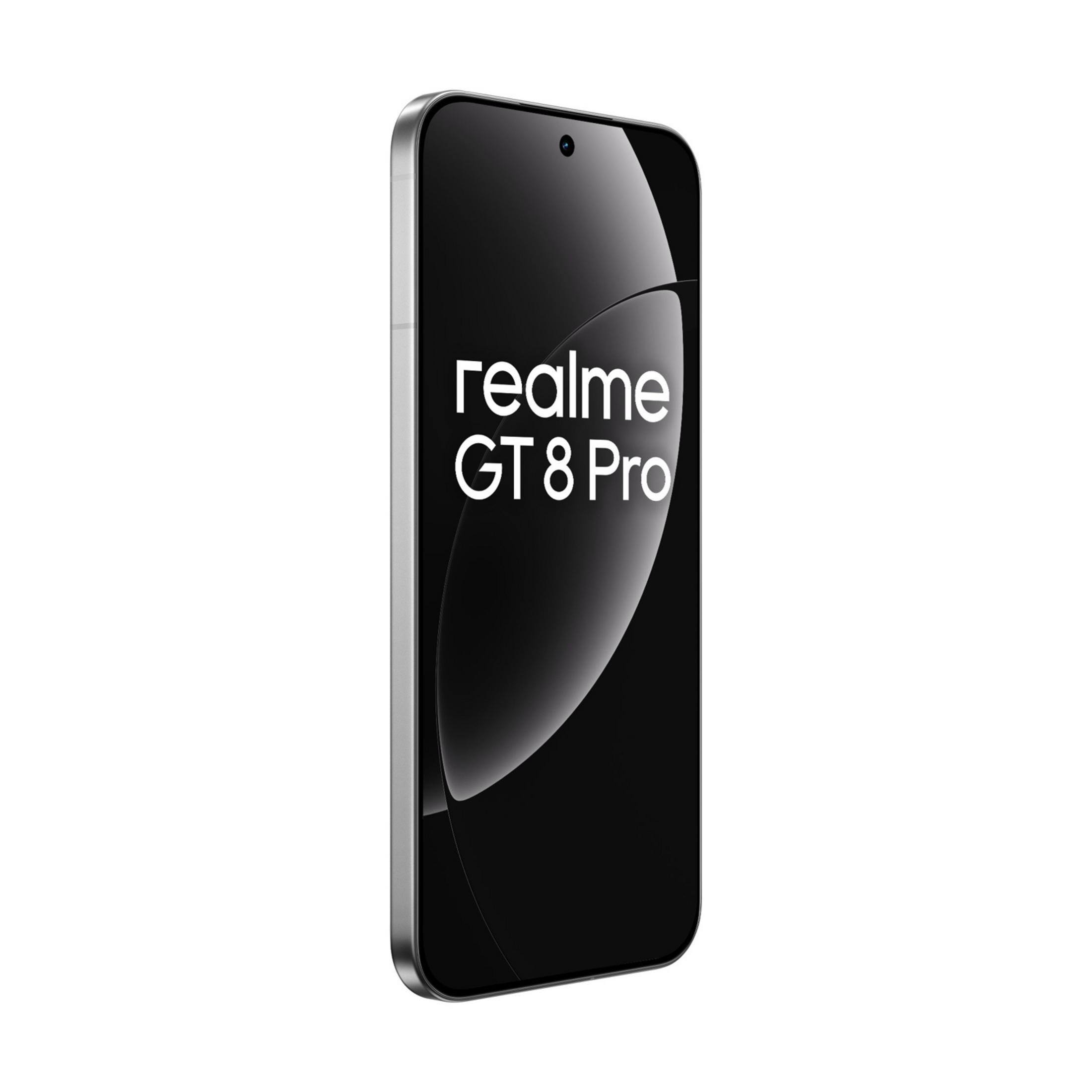 Srebrny smartfon z napisem Realme GT 8 Pro na ciemnym ekranie.