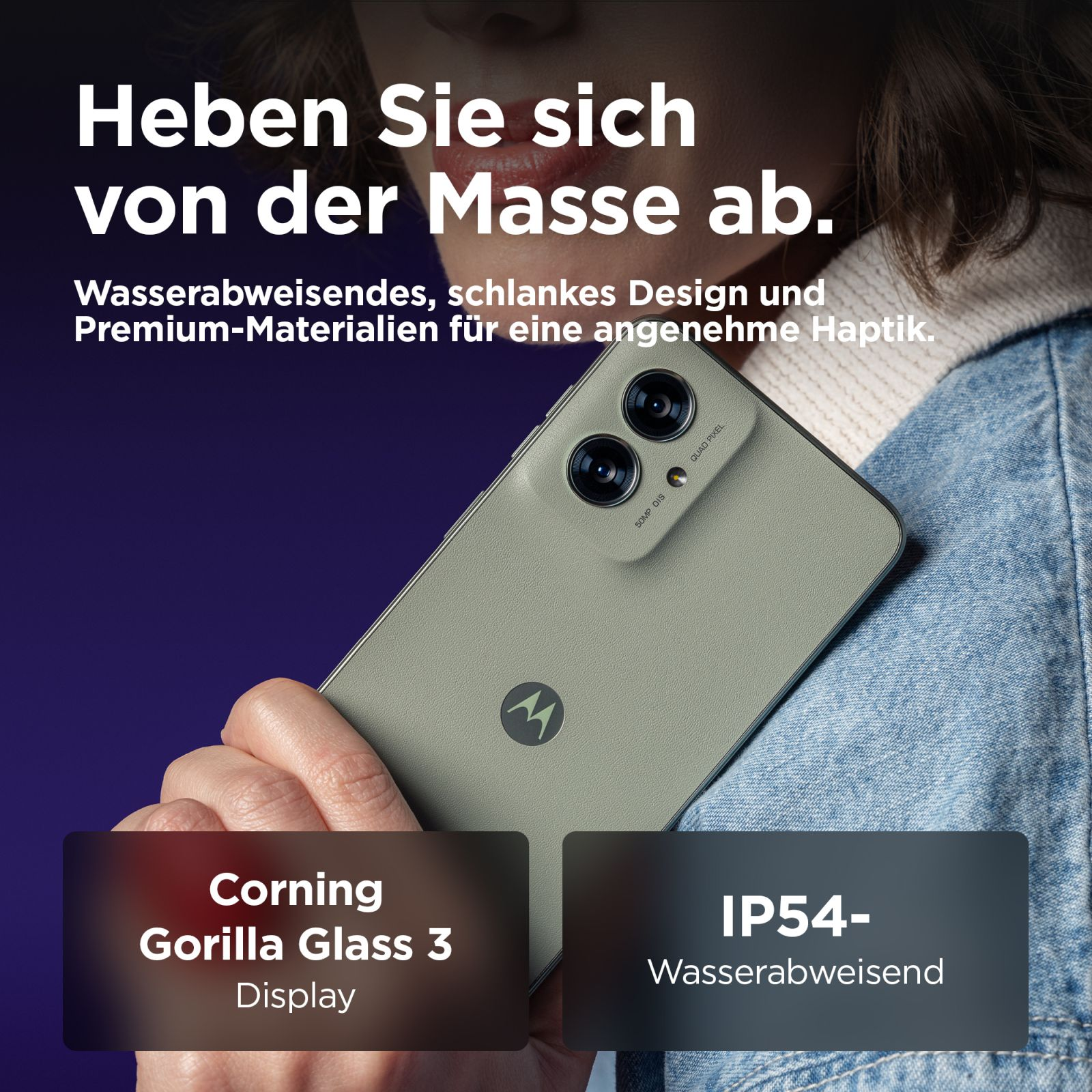 Mężczyzna trzyma jasnosłoneczny smartfon z dwoma aparatami. Tekst o wodoodporności.