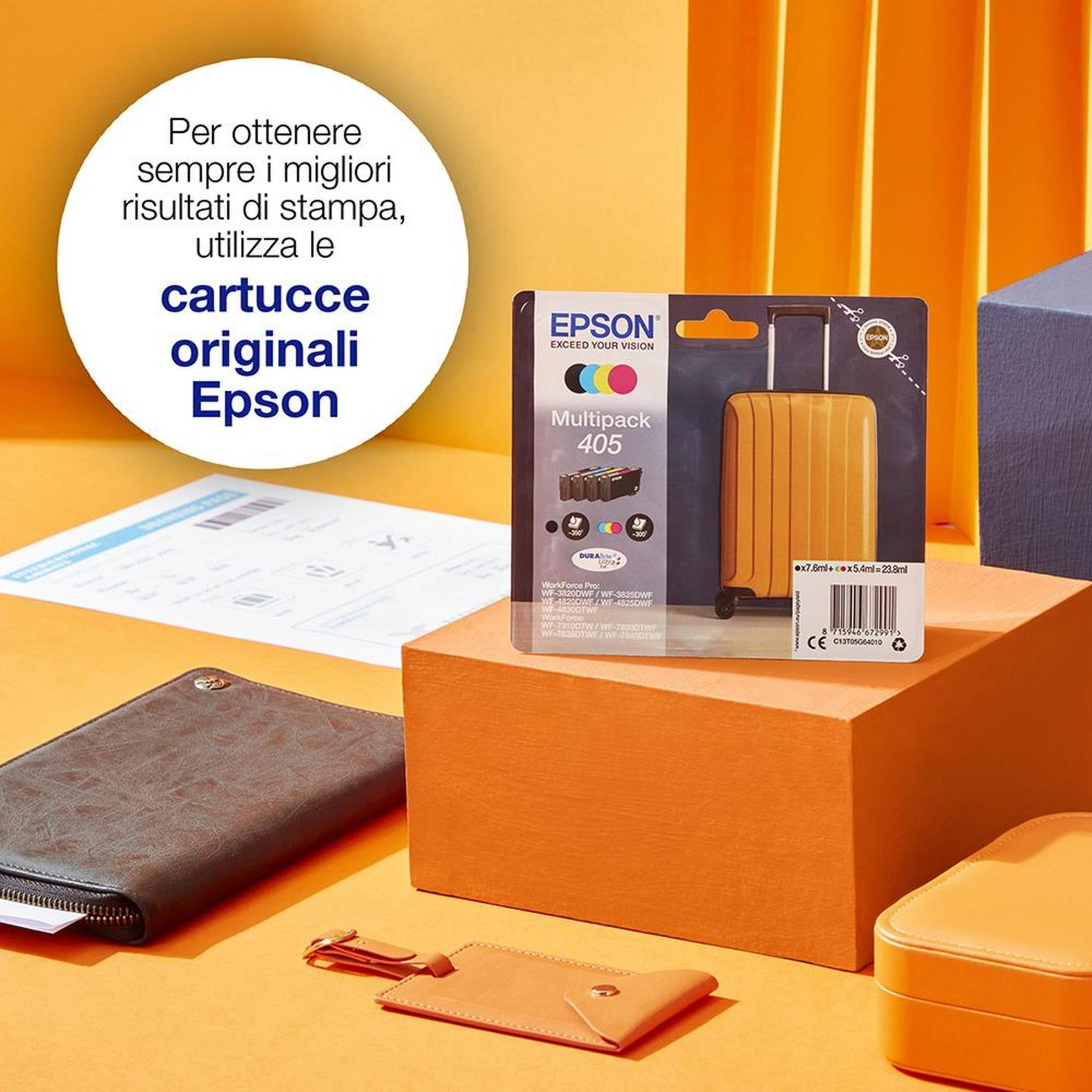Tusze Epson Multipack 405 obok żółtej walizki i wyrobów skórzanych.