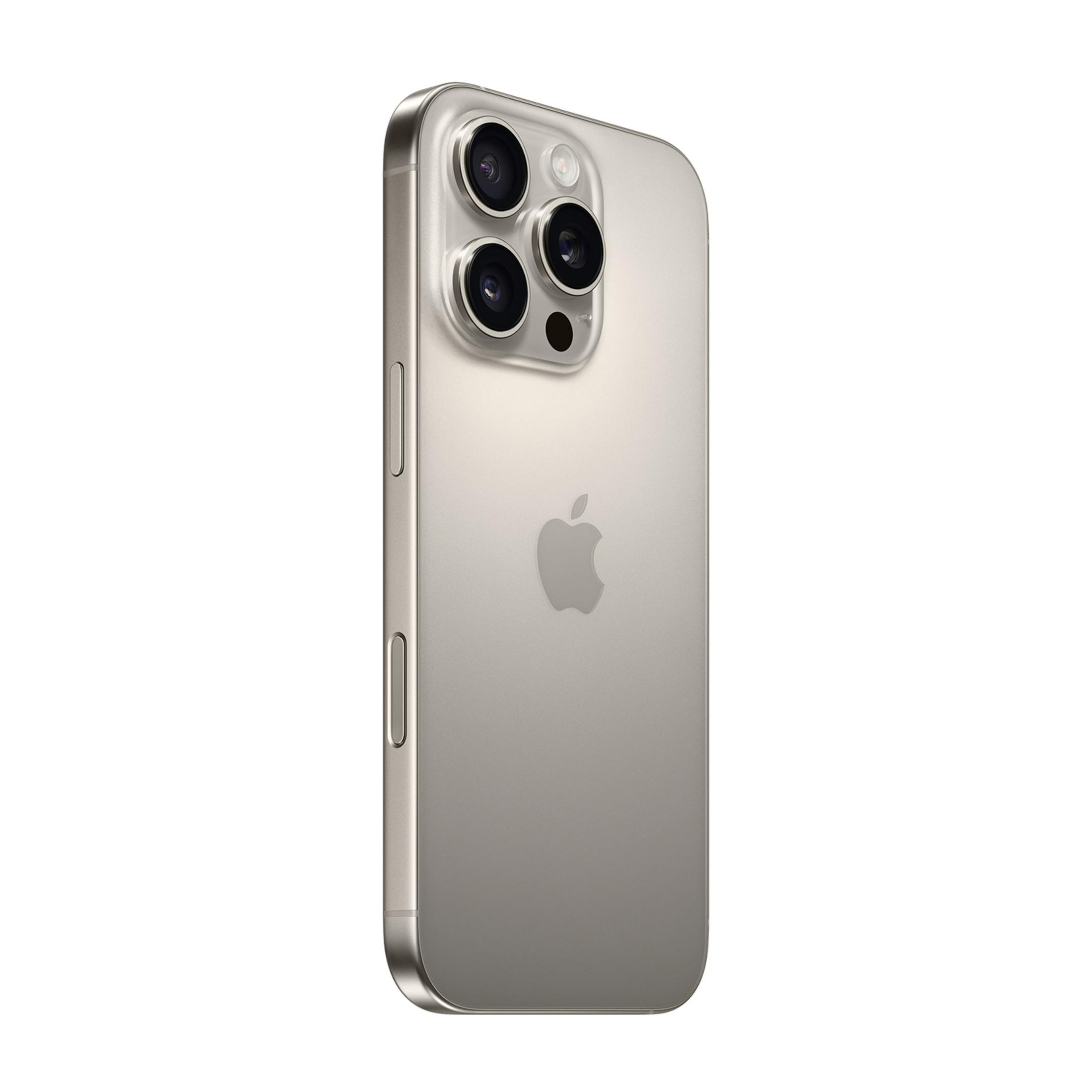 Un iPhone argentato con tre fotocamere sul retro.