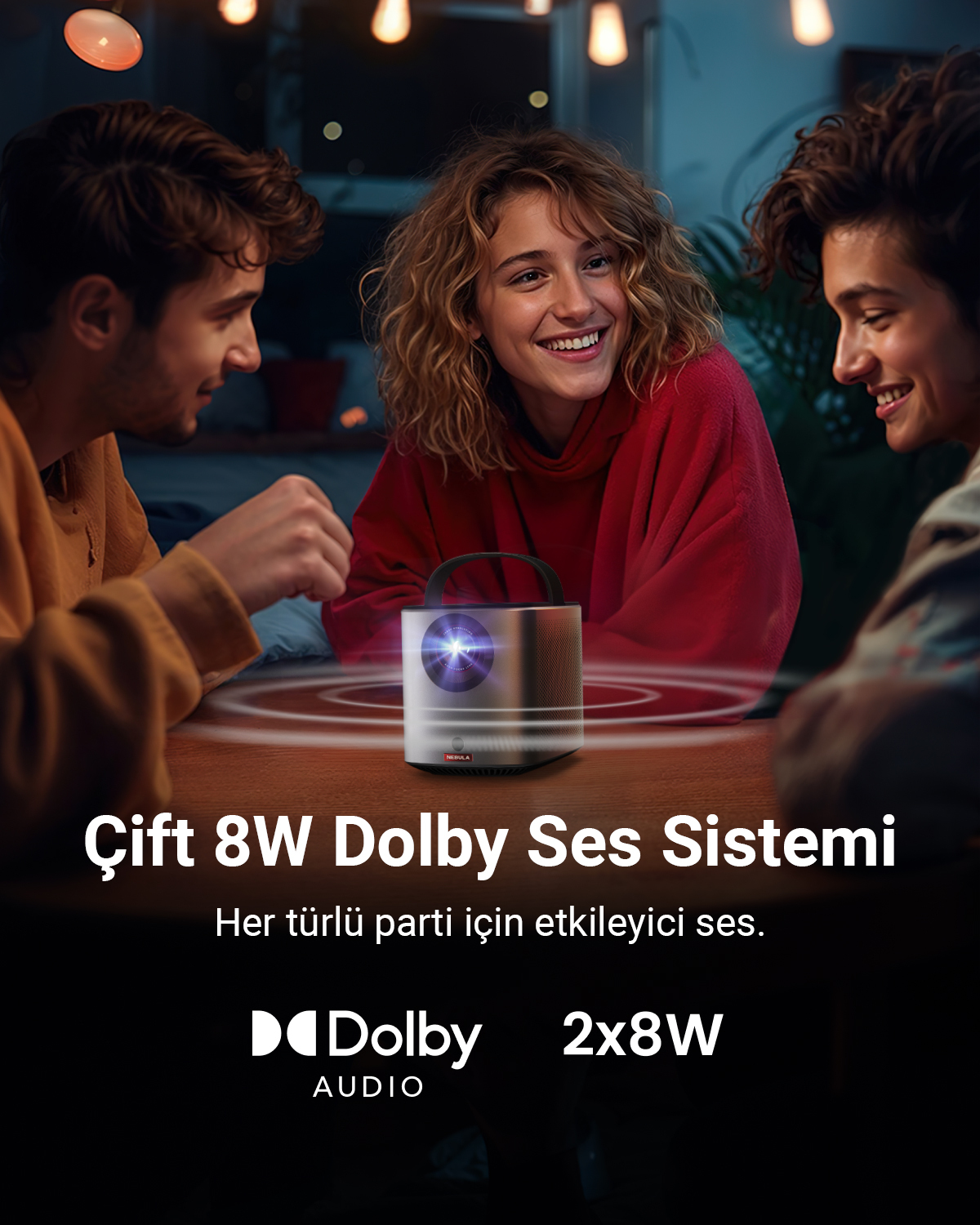 Trzy młode osoby śmieją się wokół projektora z Dolby Audio. Podwójne głośniki 8W.