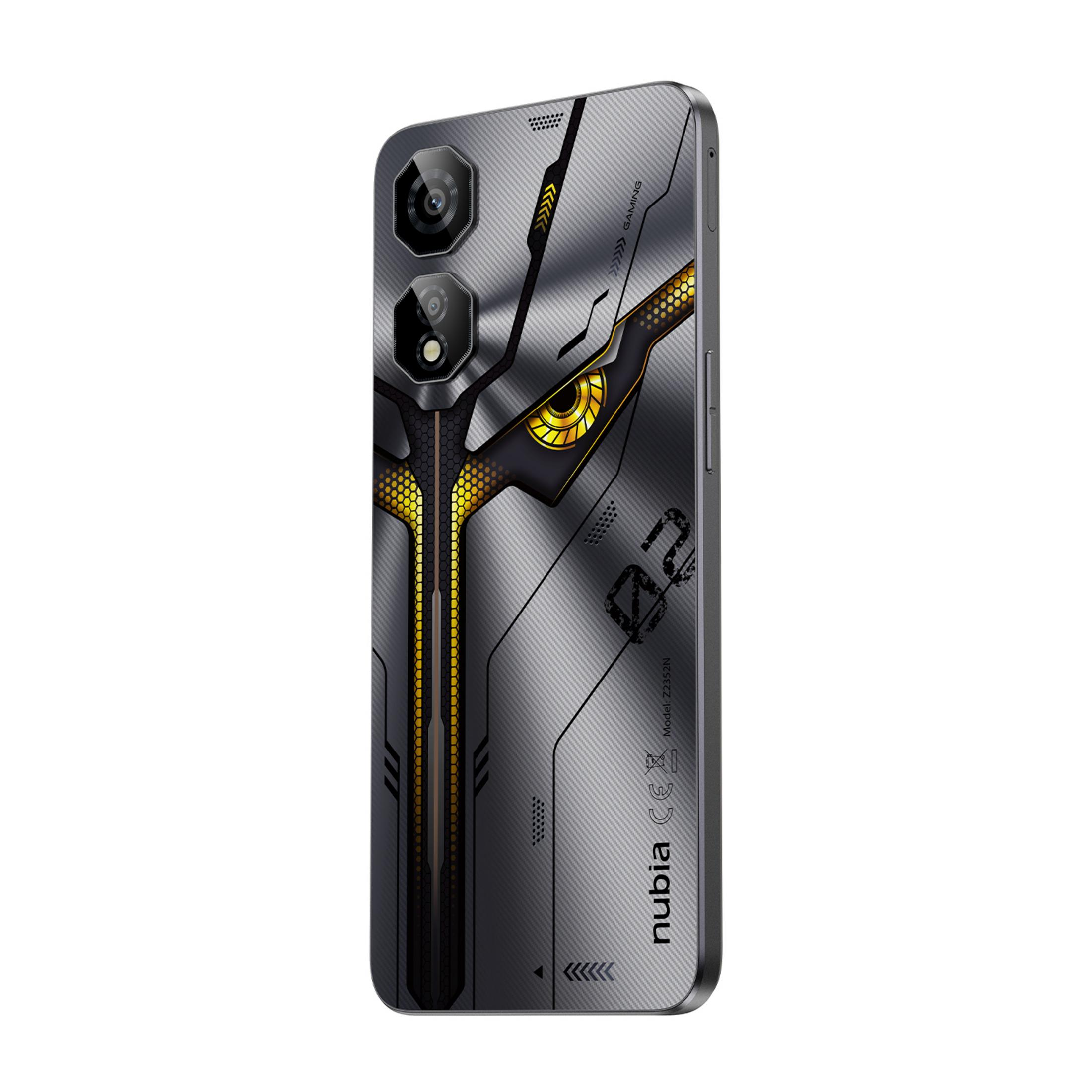 Szary smartfon ze złotą-czarną grafiką gamingową, dwiema kamerami, "02" i tekstem.