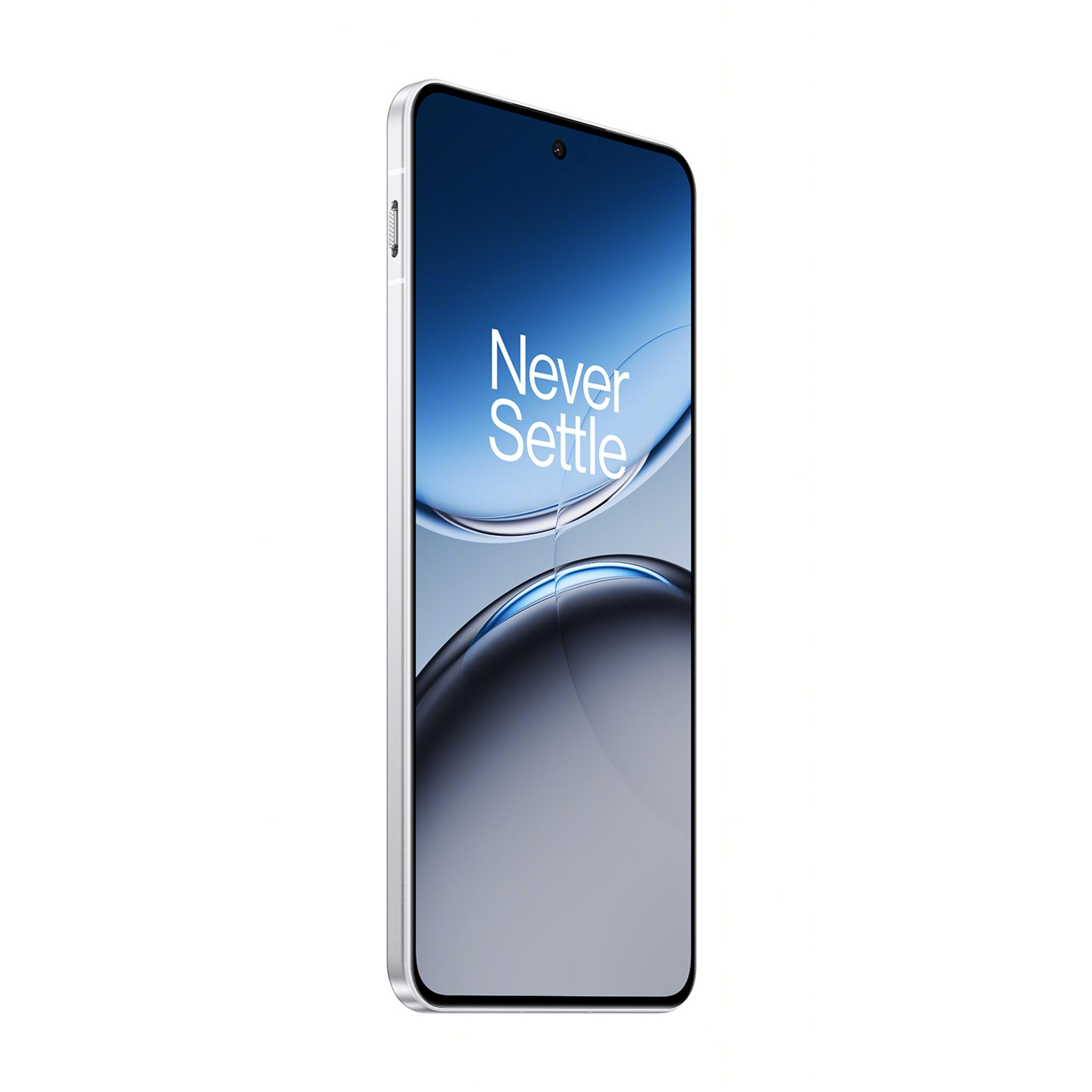 Een zilveren smartphone met een blauw scherm waarop "Never Settle" staat.