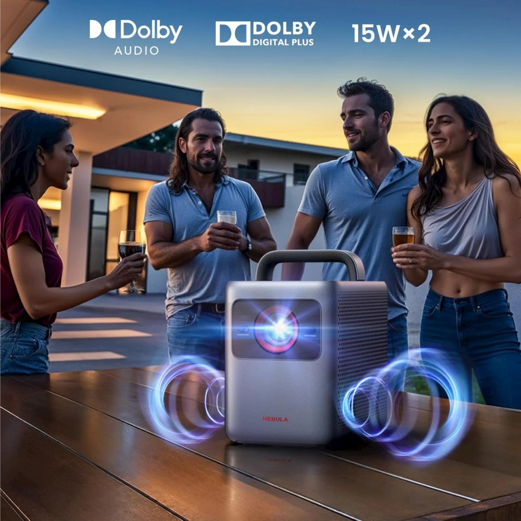 Czterech przyjaciół pije na zewnątrz, projektor na pierwszym planie.