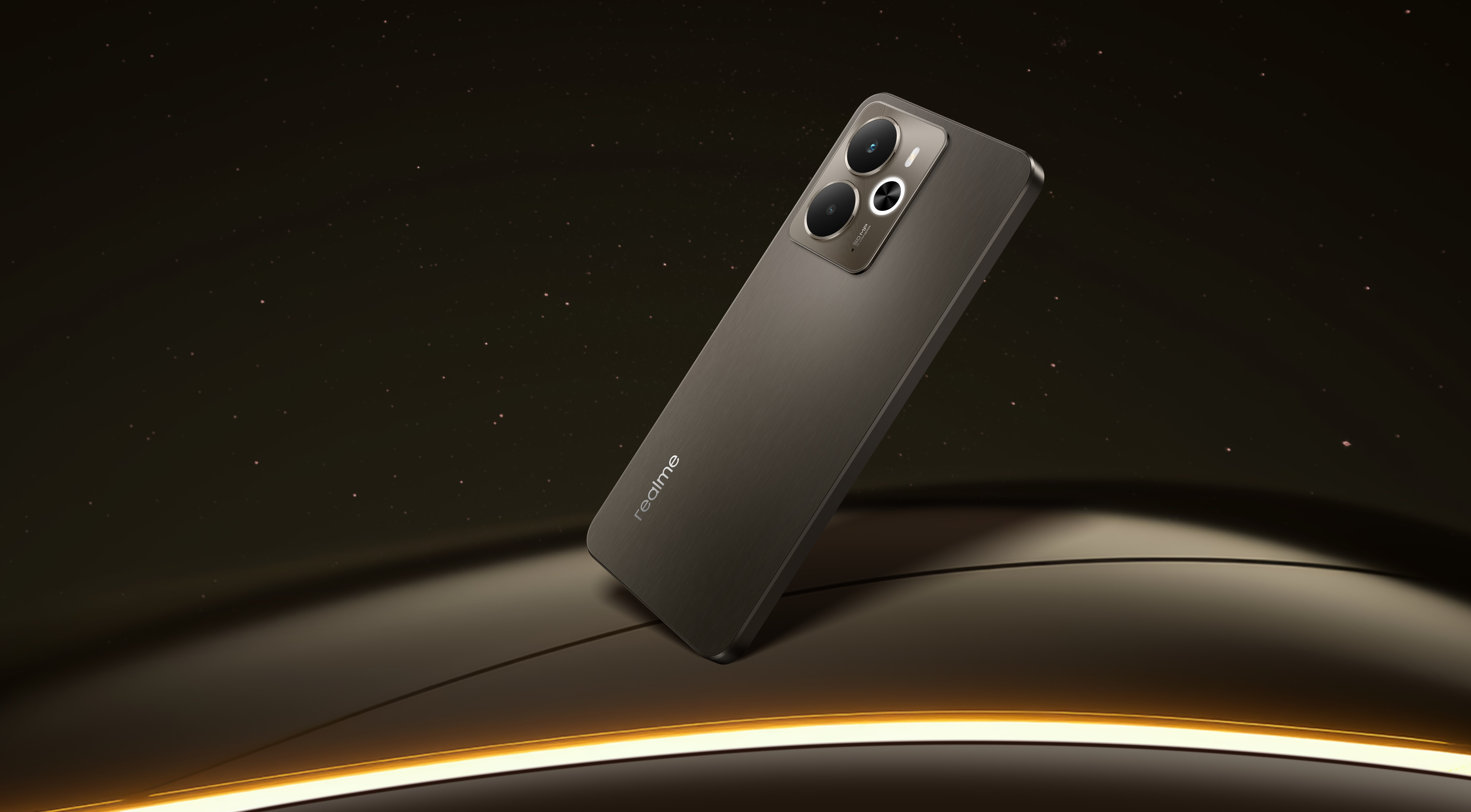 Un smartphone bronce con tres cámaras descansa sobre una superficie brillante.