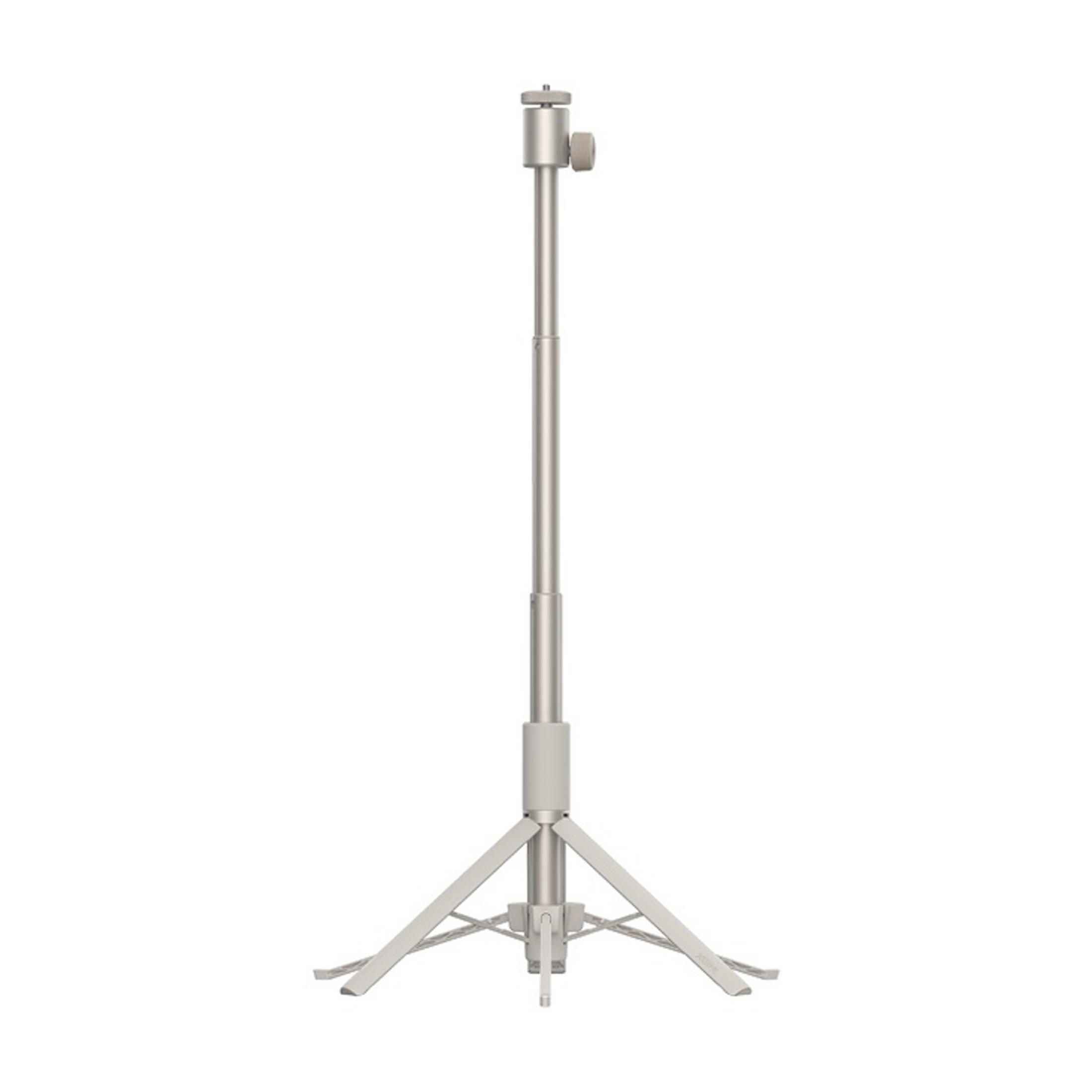 Un supporto per fotocamera argentato con base a treppiede e asta estensibile.