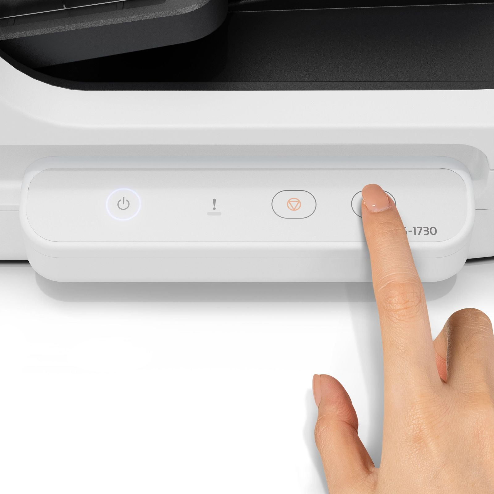 Een vinger drukt op de aan/uitknop van een wit apparaat met bedieningselementen.