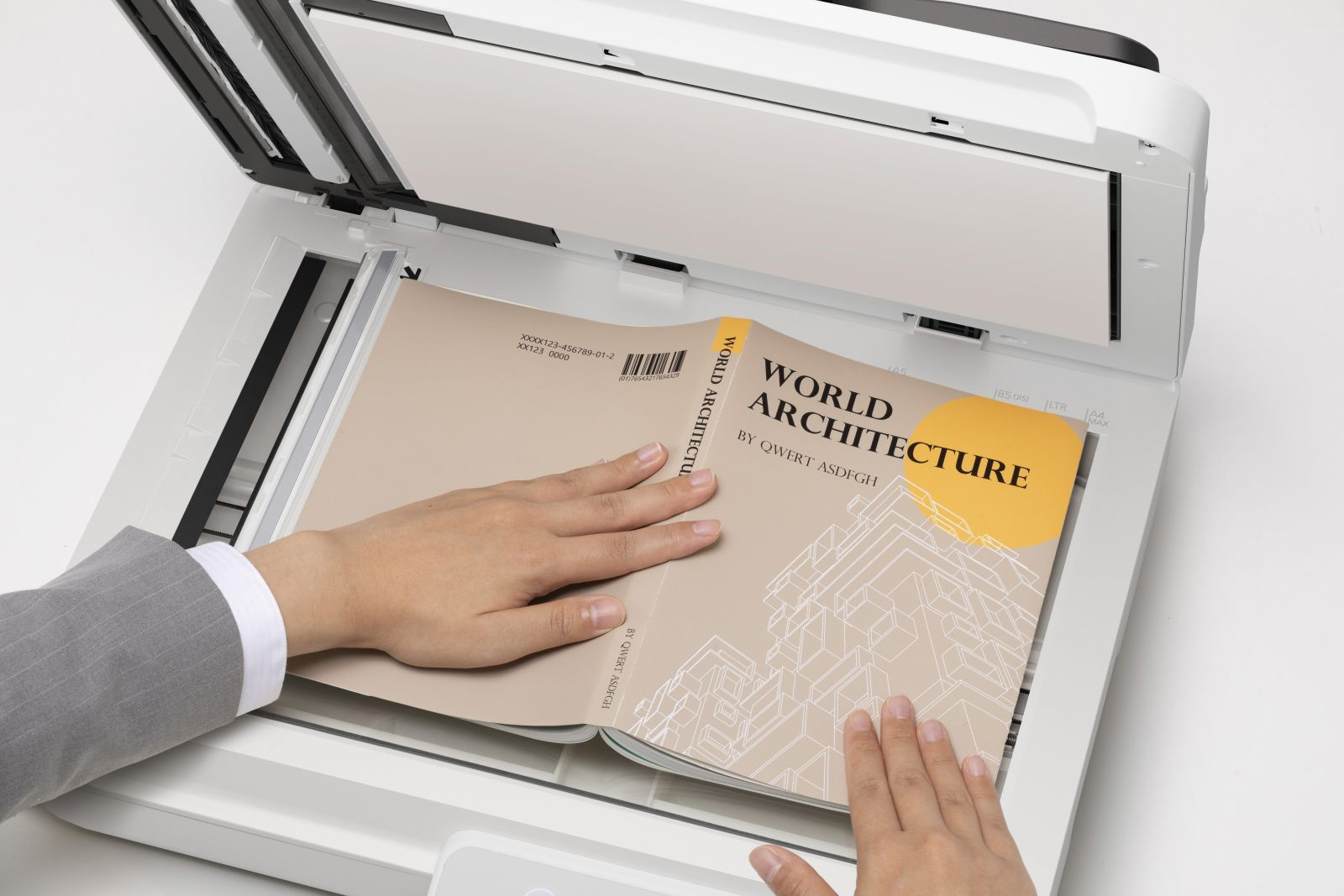 Een persoon scant een boek met de titel "World Architecture" in een printer.
