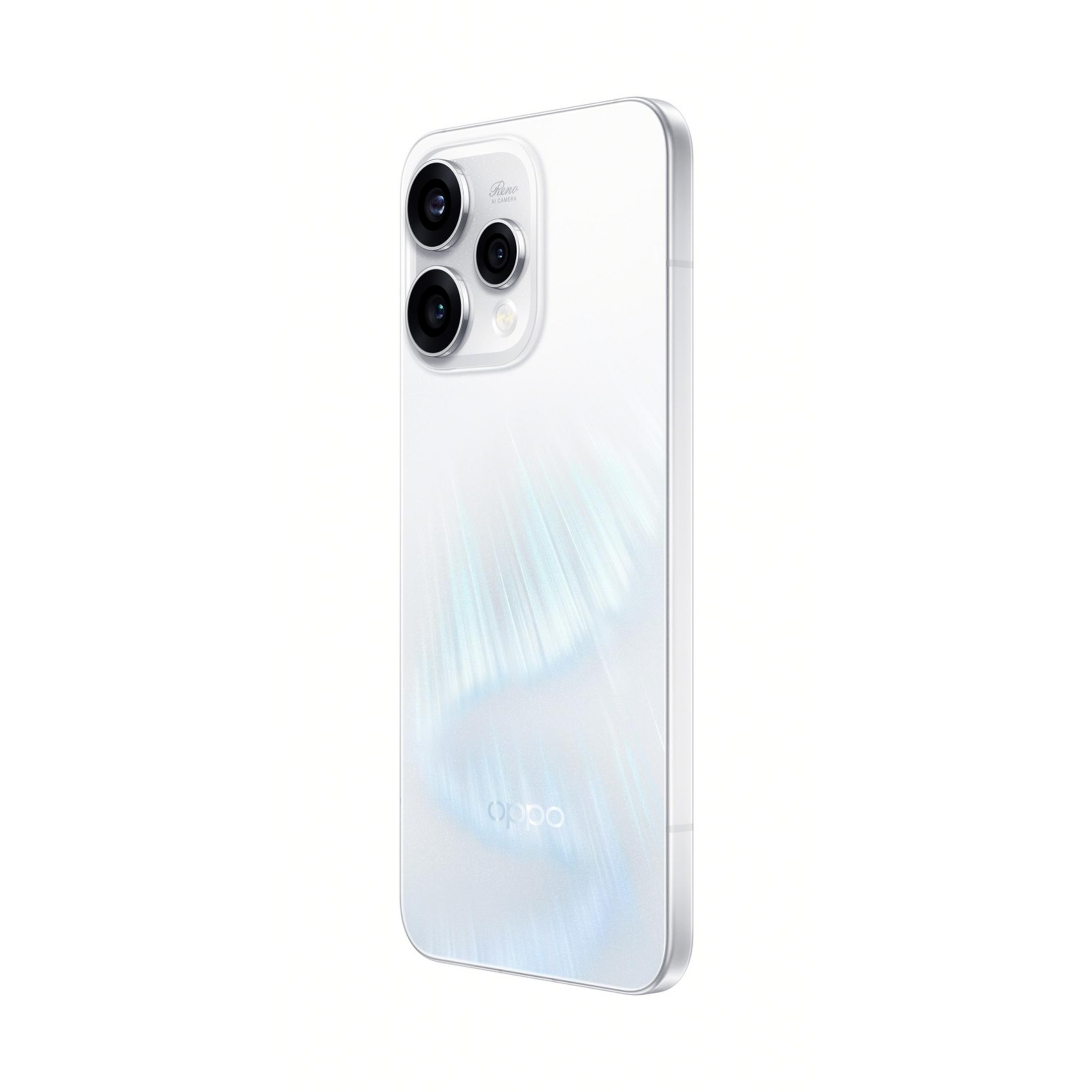 Uno smartphone bianco con tre fotocamere e un logo OPPO sul retro.