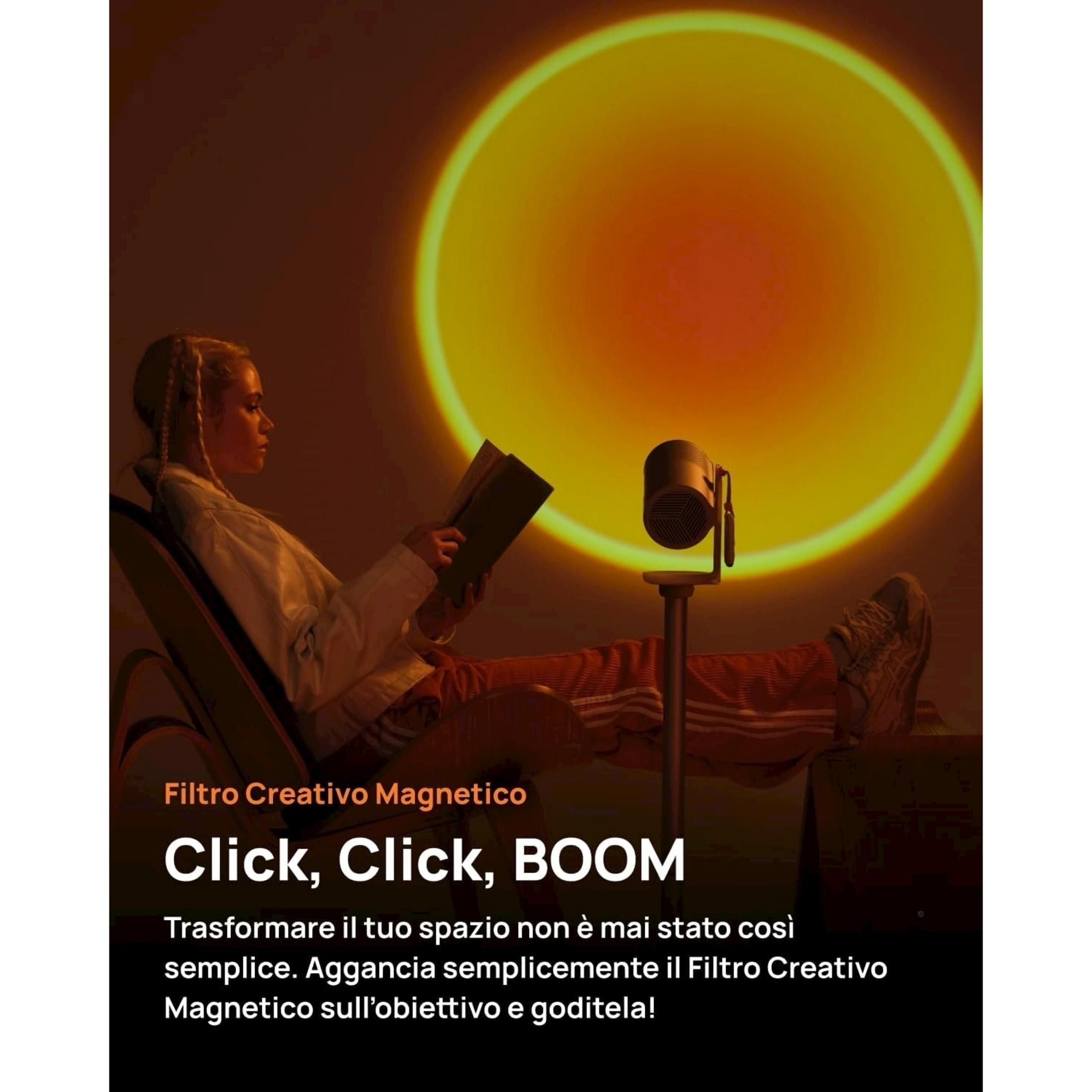 Kobieta czyta książkę, oświetloną lampą zachód słońca. Pomarańczowe i żółte światło.