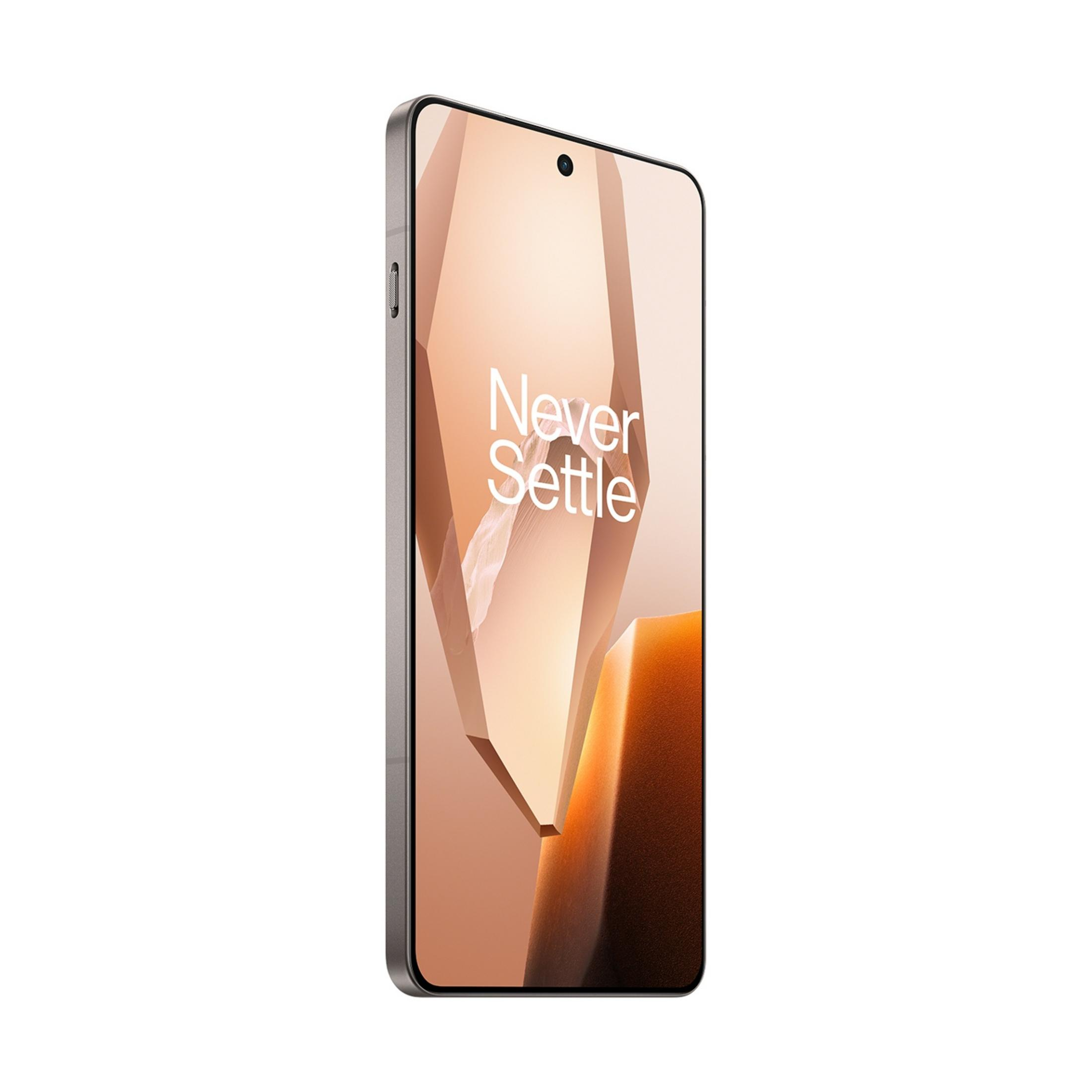 Szary smartfon z pomarańczowo-beżowym tłem i tekstem.