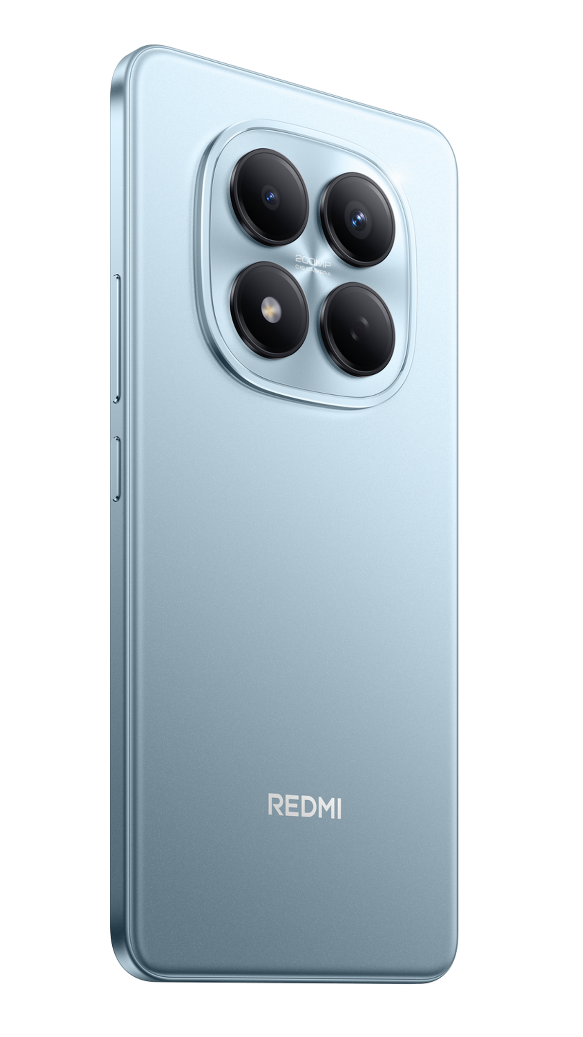 Een lichtblauwe Redmi telefoon wordt van achteren getoond, met een quad-camera setup.