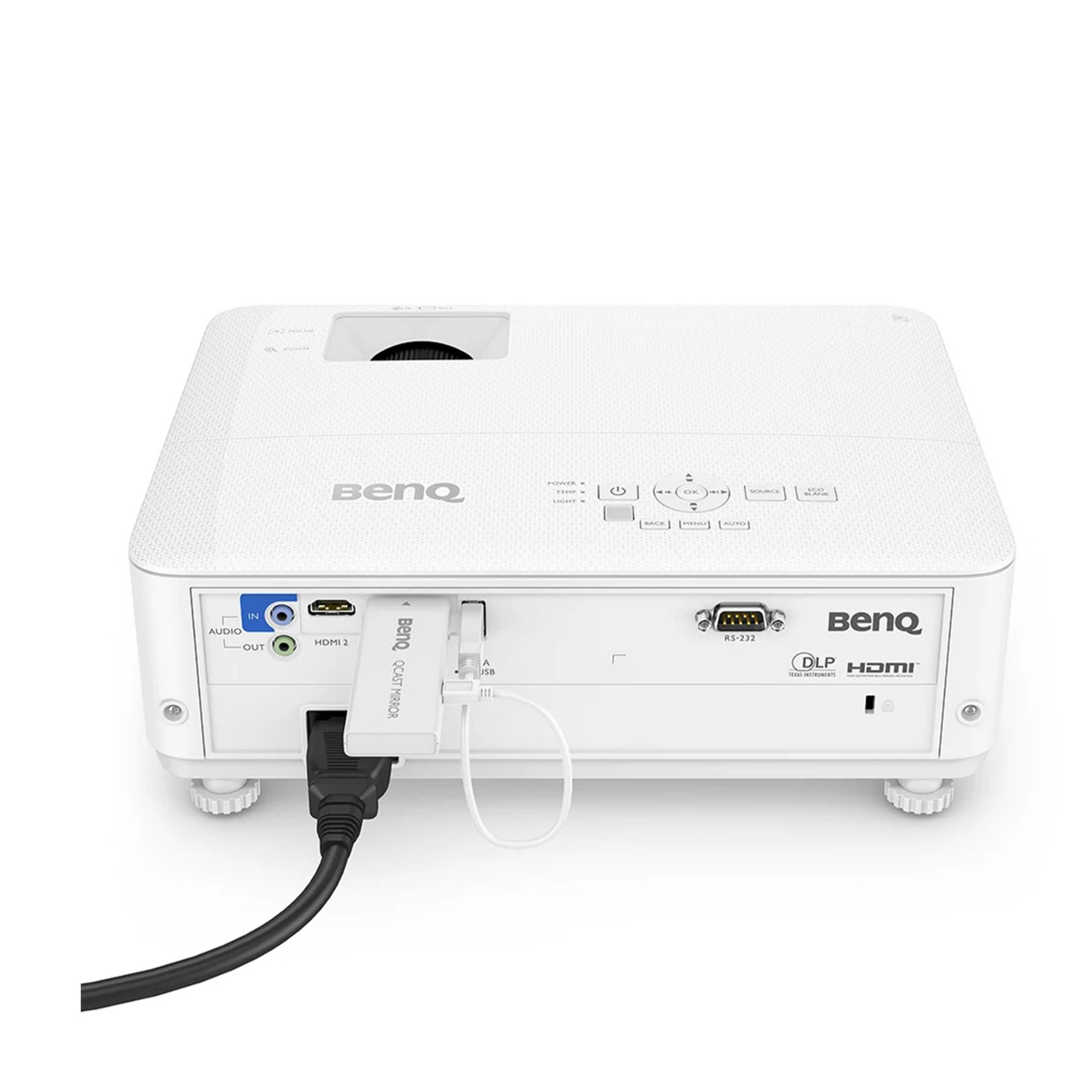 Biały projektor BenQ z portami HDMI i USB. Podłączony jest czarny kabel.