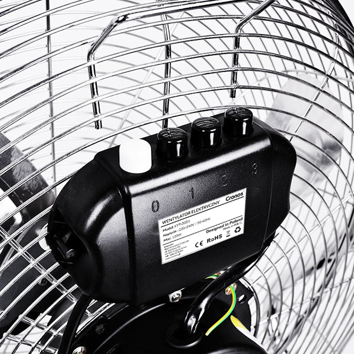 Zbliżenie wentylatora z czarnym panelem sterowania i trzema pokrętłami.