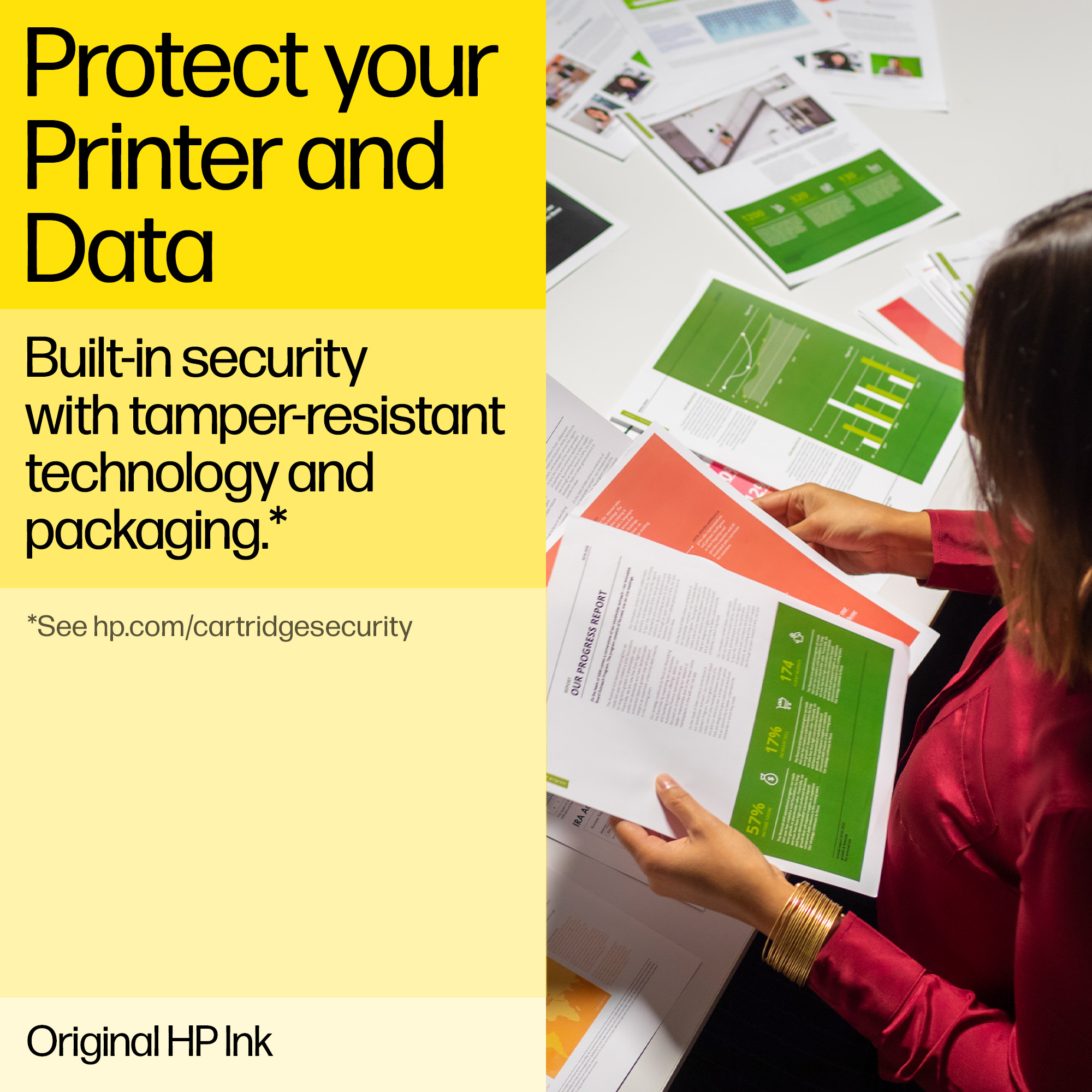 Osoba w czerwonej koszuli czyta dokumenty z wykresami.