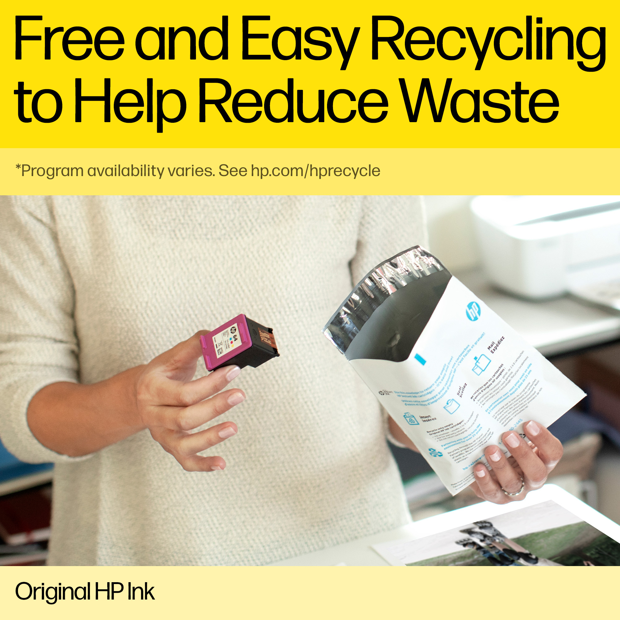 Osoba trzymająca różowy tusz HP i woreczek do recyklingu.