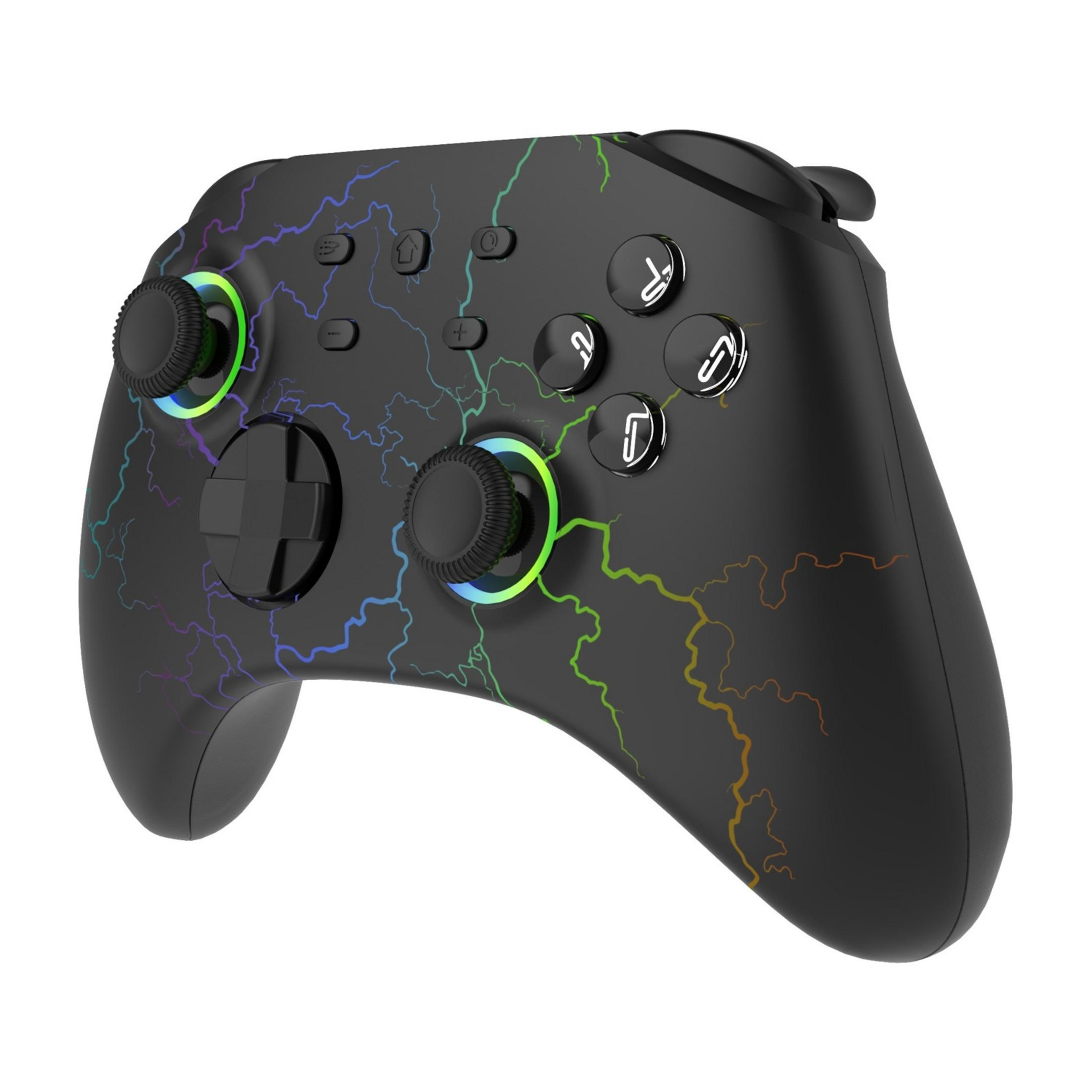 Controller nero con motivi a fulmine colorati e anelli luminosi attorno agli joystick.