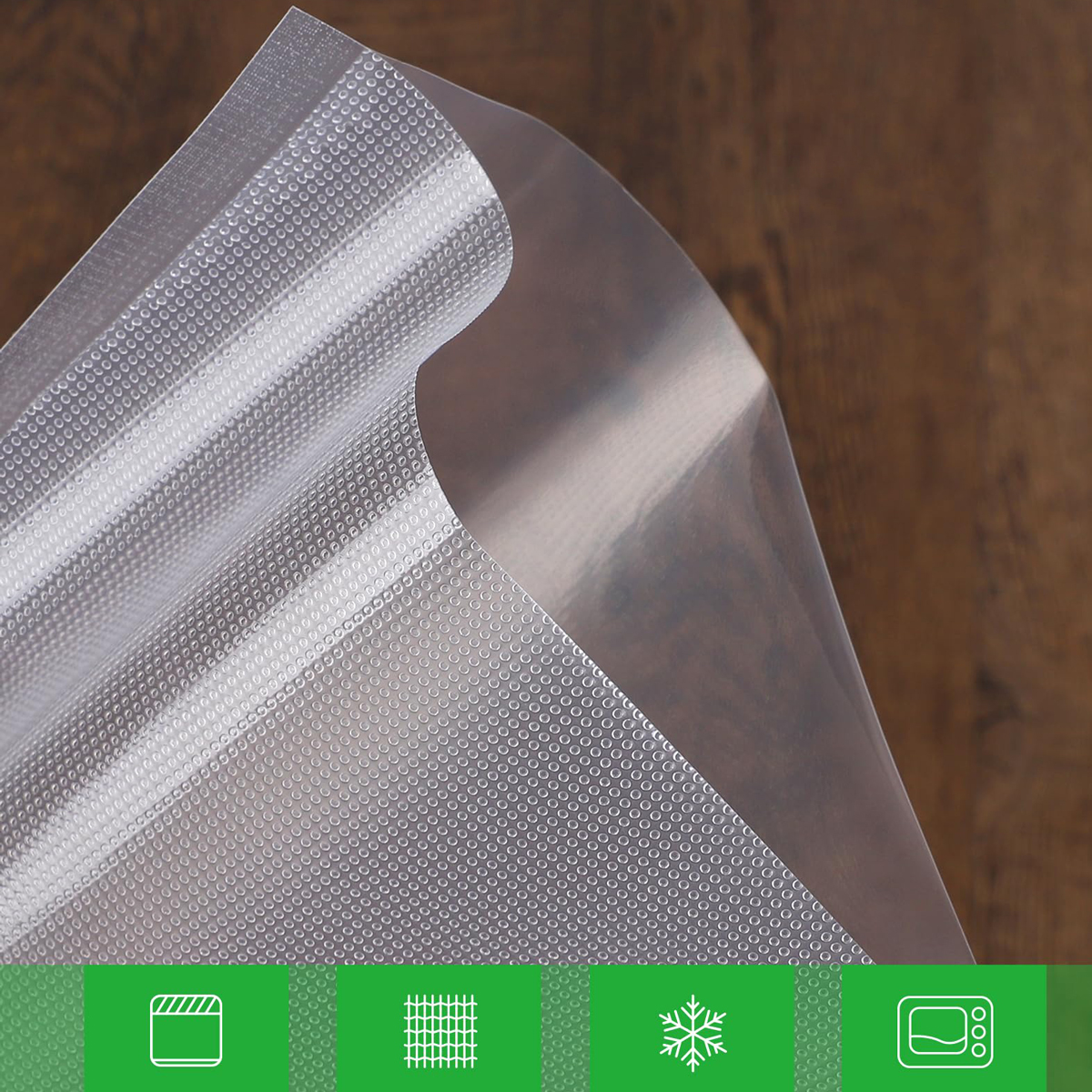 Zbliżenie rolki worka próżniowego z wytłoczonym wzorem na drewnie.