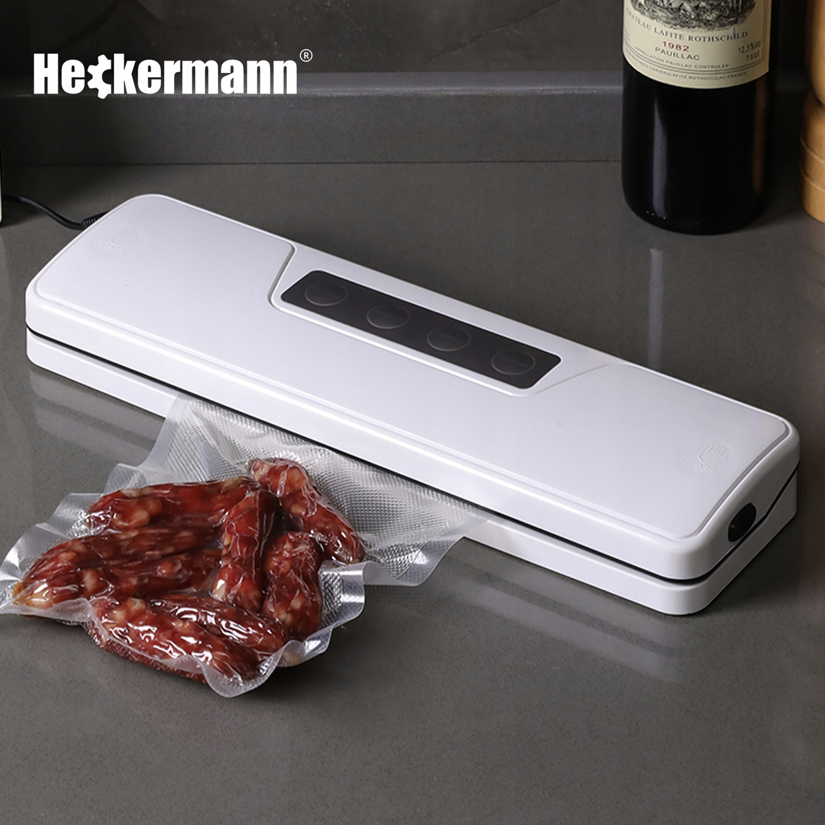 Biała zgrzewarka próżniowa z kiełbasą w plastikowej torbie.