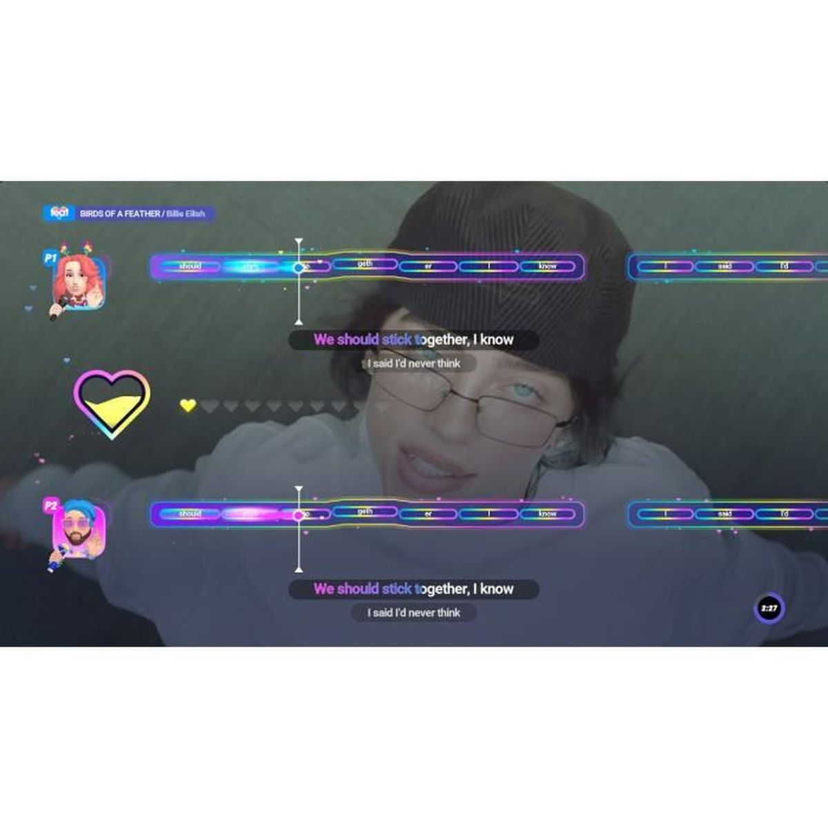 Un gioco con barre di canto e avatar. Una donna indossa occhiali e un cappello.