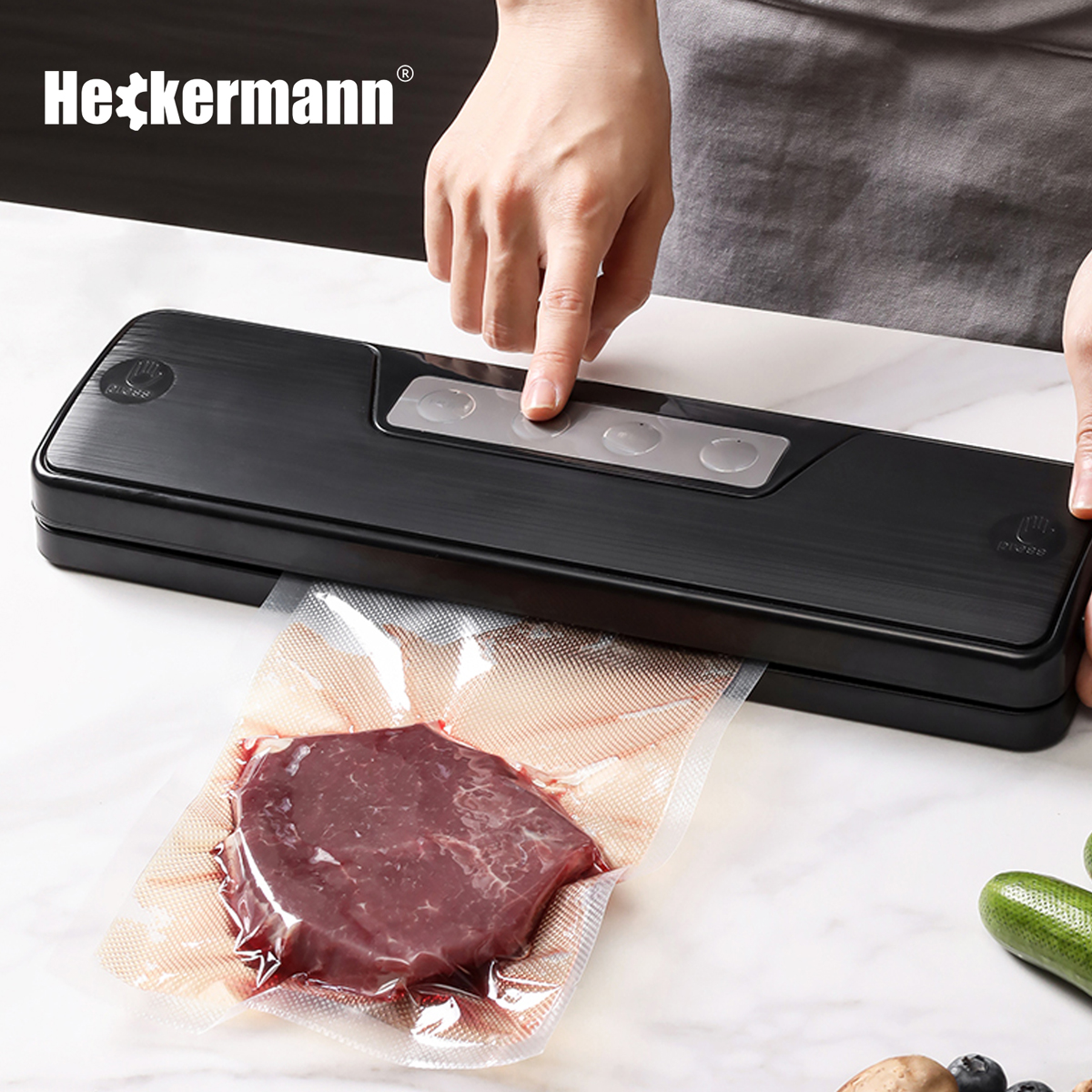 Osoba obsługuje czarną maszynę do pakowania próżniowego z surowym stekiem w woreczku.