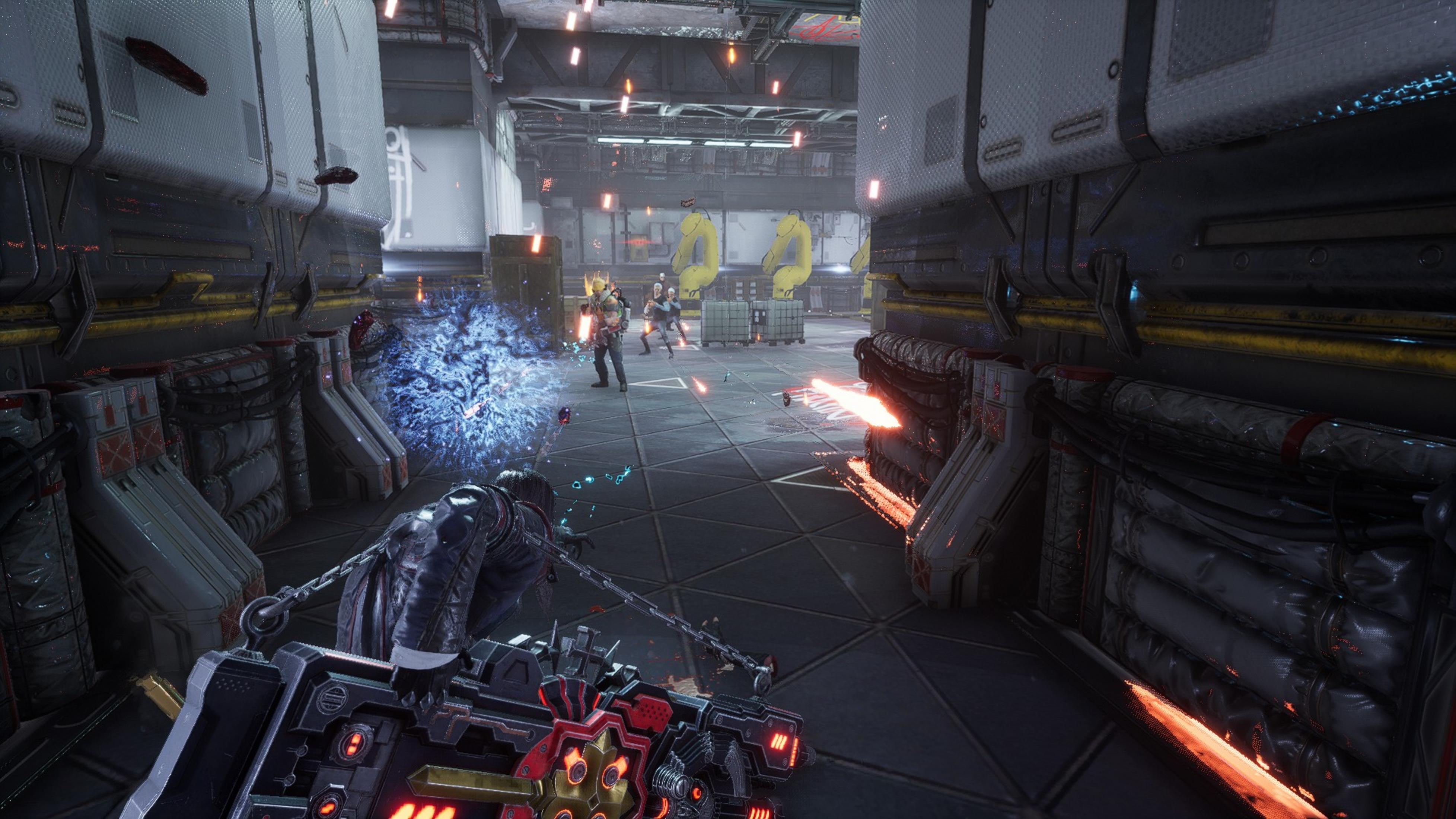 Gracz w futurystycznym korytarzu strzela z broni. Eksploduje niebieska energia.