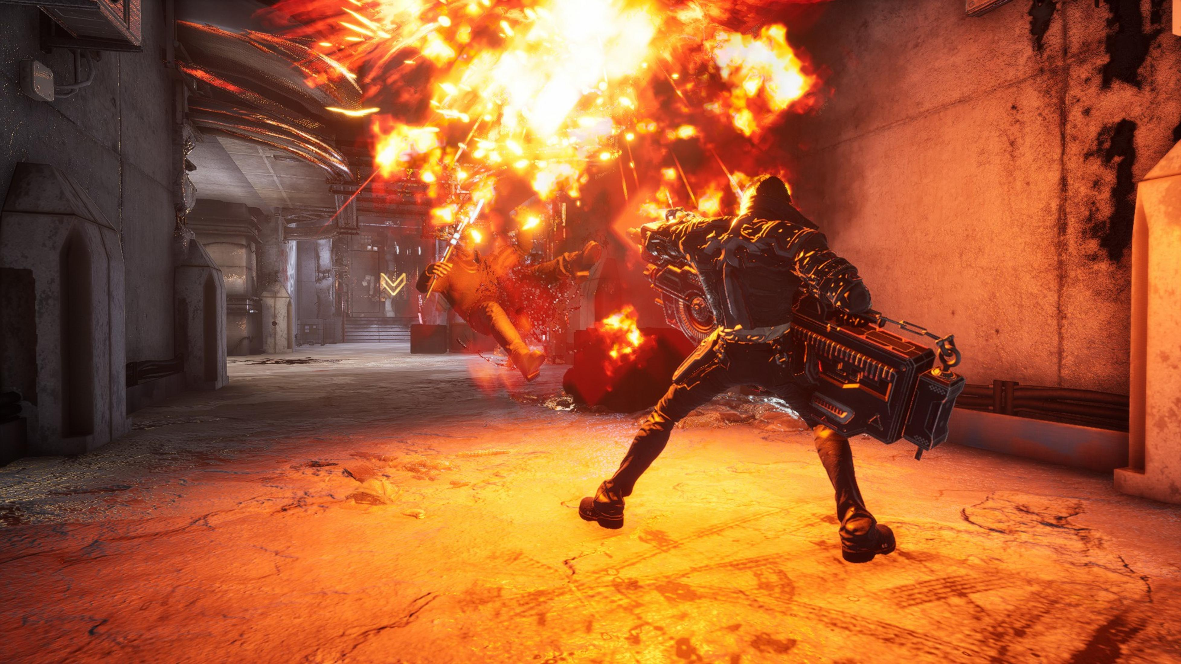 Gracz z bronią wystrzeliwuje eksplozję w ciemnym korytarzu.