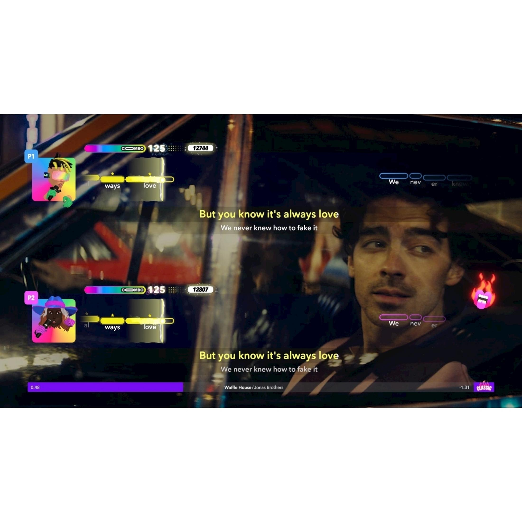 Un uomo canta al karaoke in macchina, con elementi di gioco e testo.