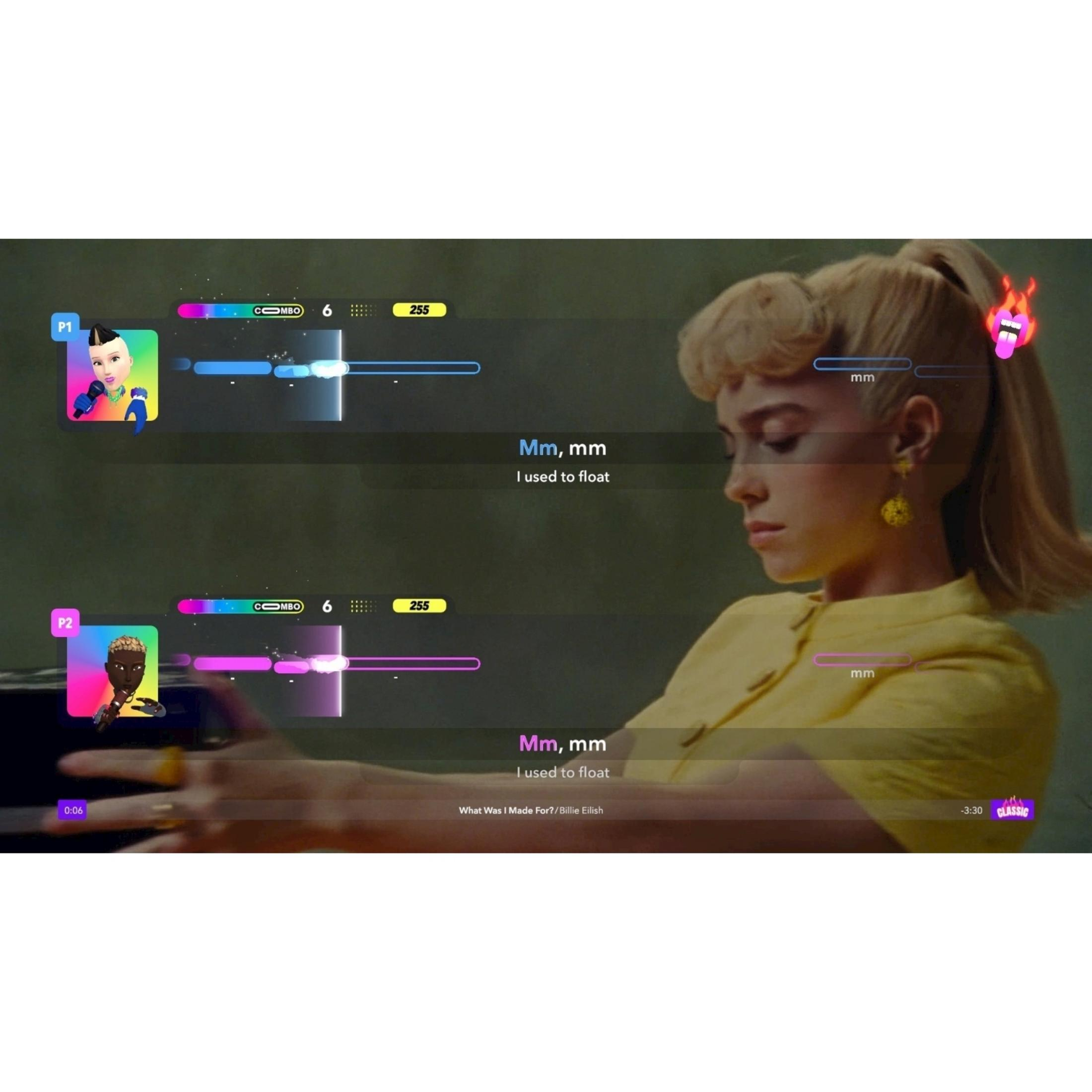 Un gioco mostra due giocatori con avatar e barre di canto. Una donna in abito giallo.