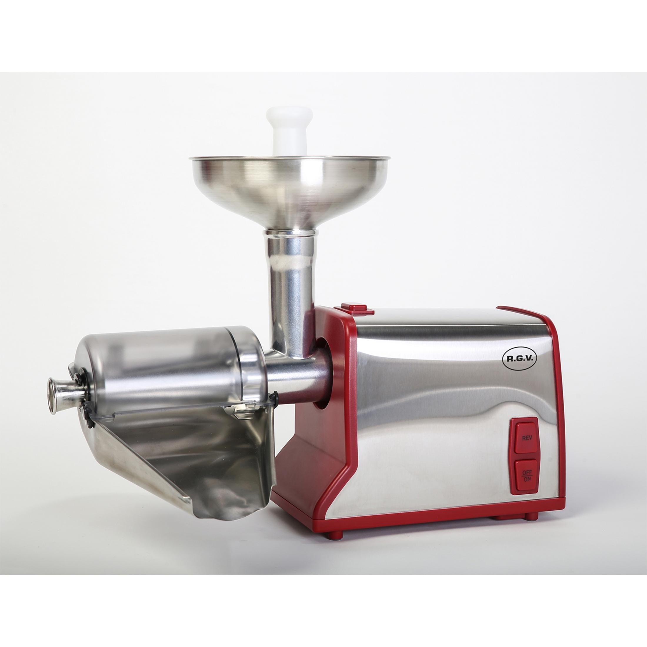 Eine silberne Fleischwolfmaschine mit rotem Gehäuse und silbernem Trichter.