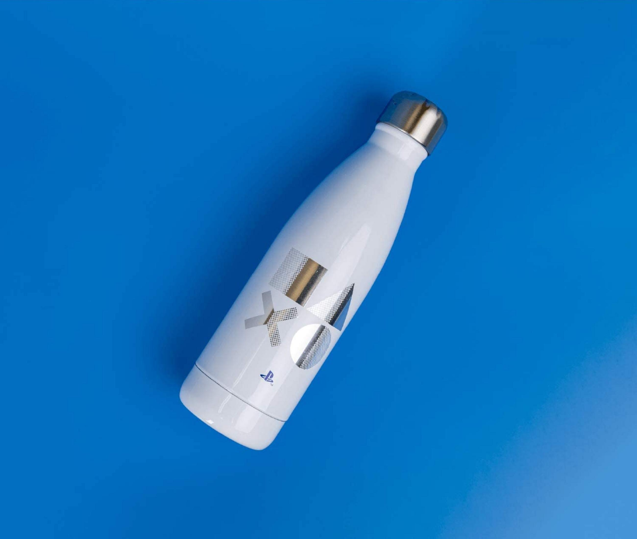 Eine weiße Wasserflasche mit PlayStation-Symbolen liegt auf blauem Hintergrund.