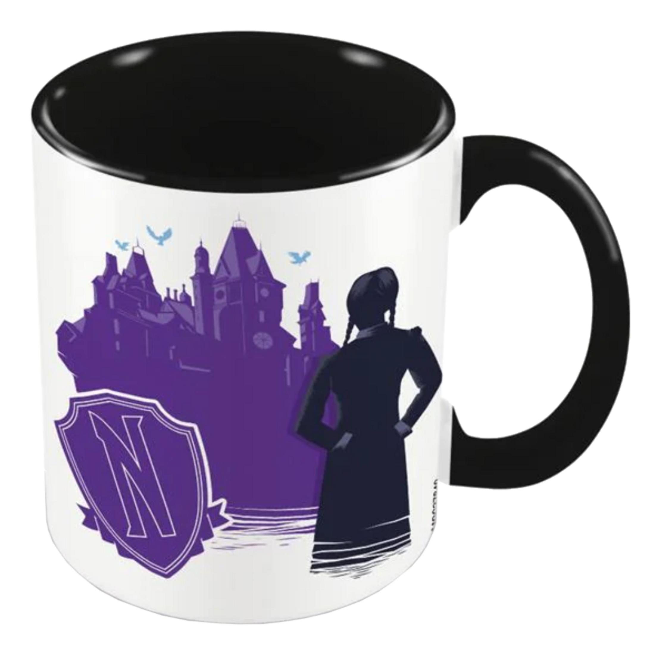 Eine schwarze Tasse mit einem Bild von Wednesday Addams, einem Schloss und einem Wappen.