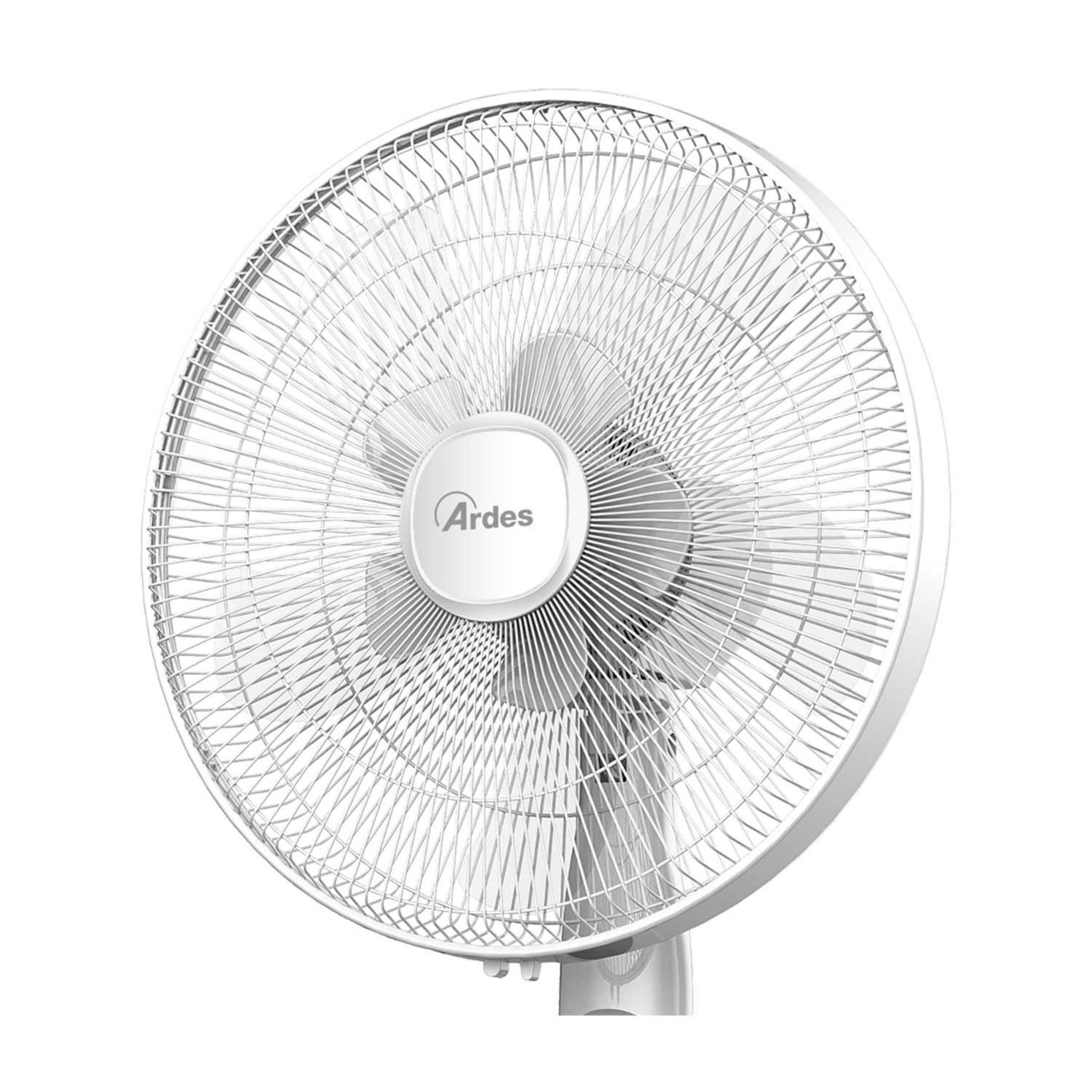 Biały wentylator stojący z okrągłą kratką i widocznymi łopatkami. Logo Ardes.