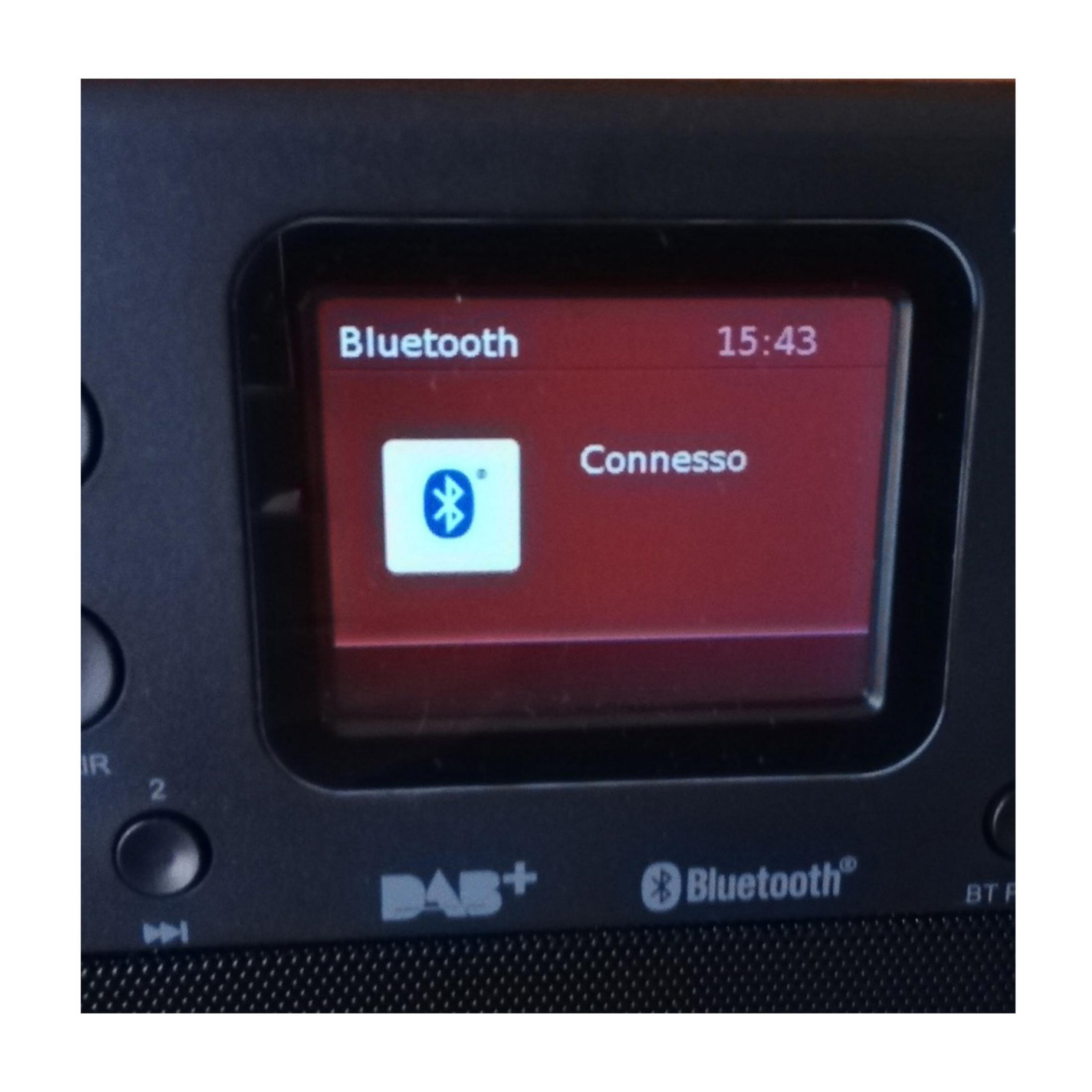 Ein Radio zeigt "Bluetooth Connesso" und die Uhrzeit 15:43 an.