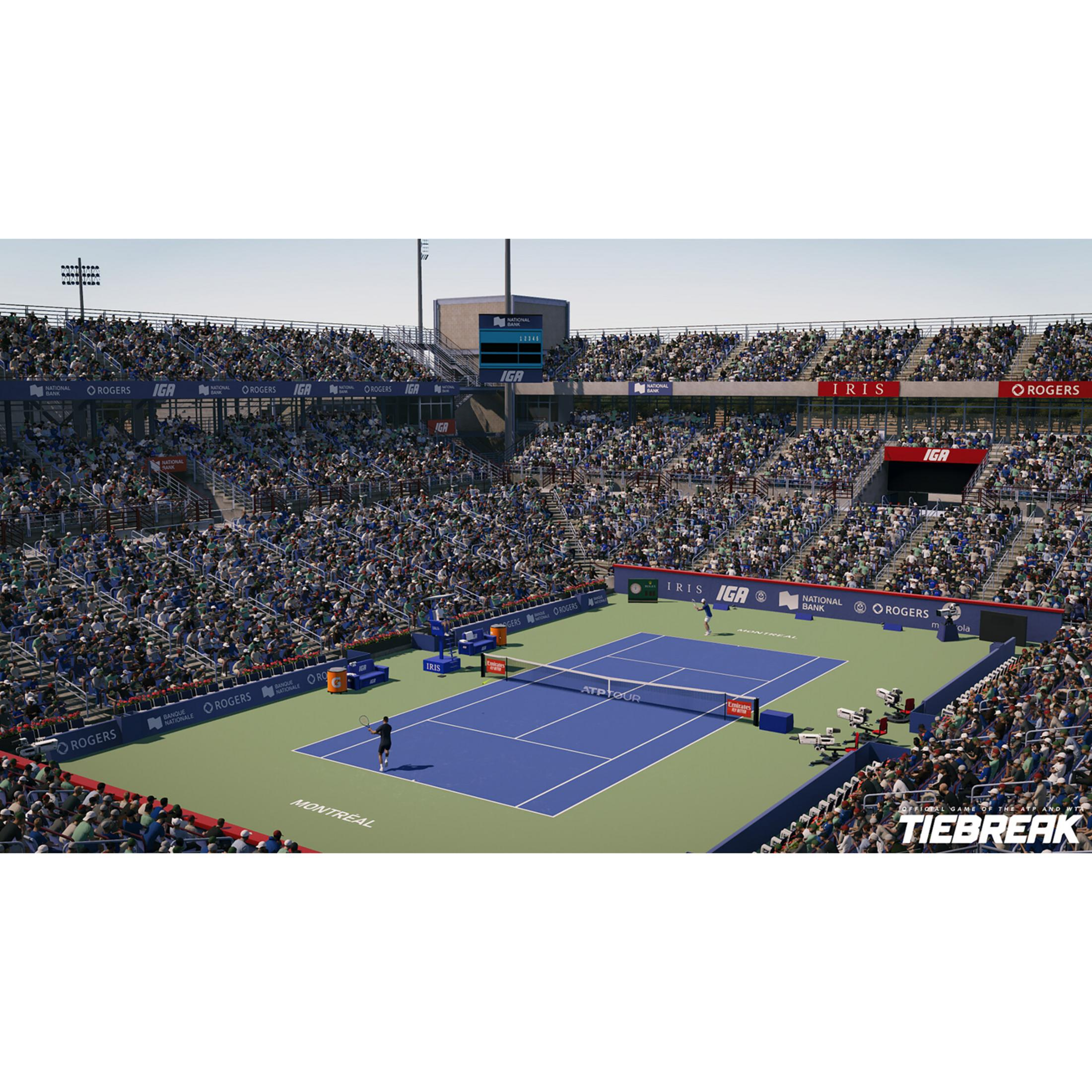 Partido de tenis en un estadio con espectadores y vallas publicitarias. Un jugador saca.