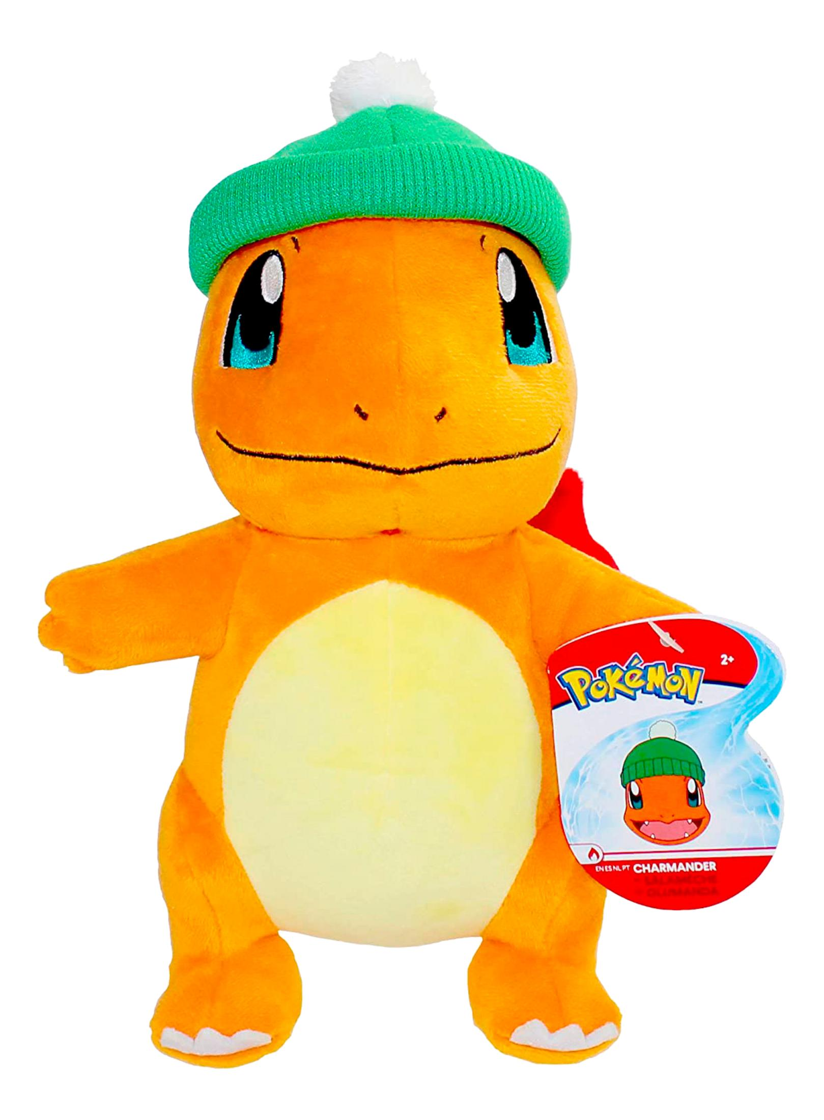 Ein orangefarbener Charmander-Plüsch mit grüner Mütze und weißem Bommel.