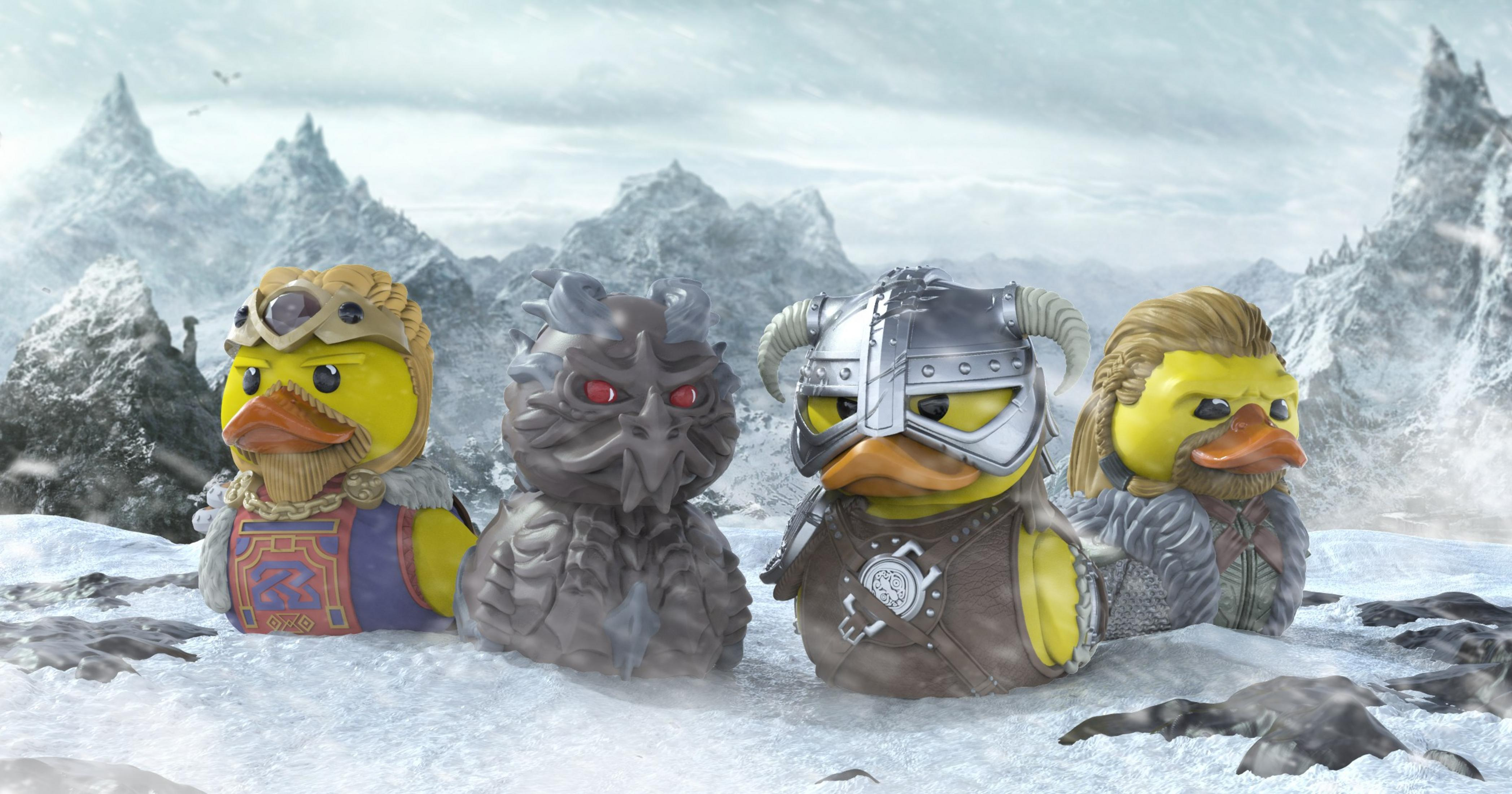 Vier Gummi-Enten in Fantasy-Rüstungen stehen im Schnee.