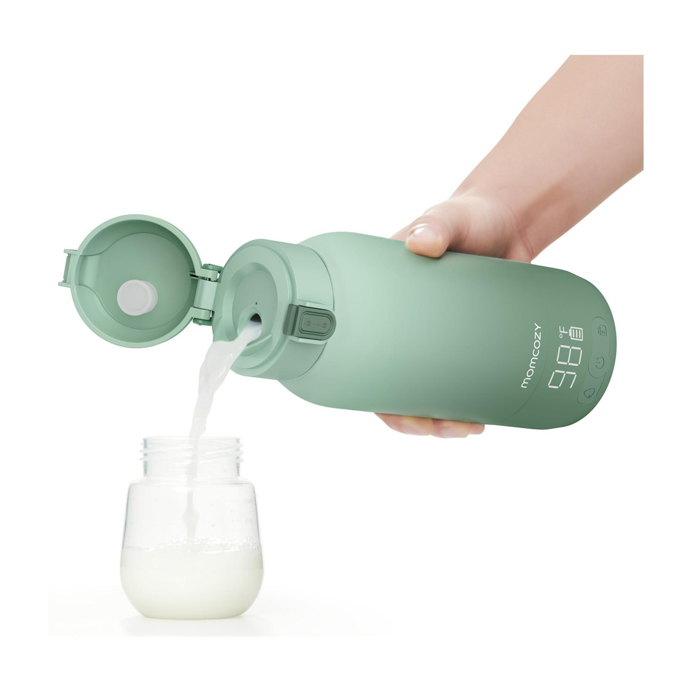 Eine Hand gießt Flüssigkeit aus einer grünen Flasche in ein Glas.