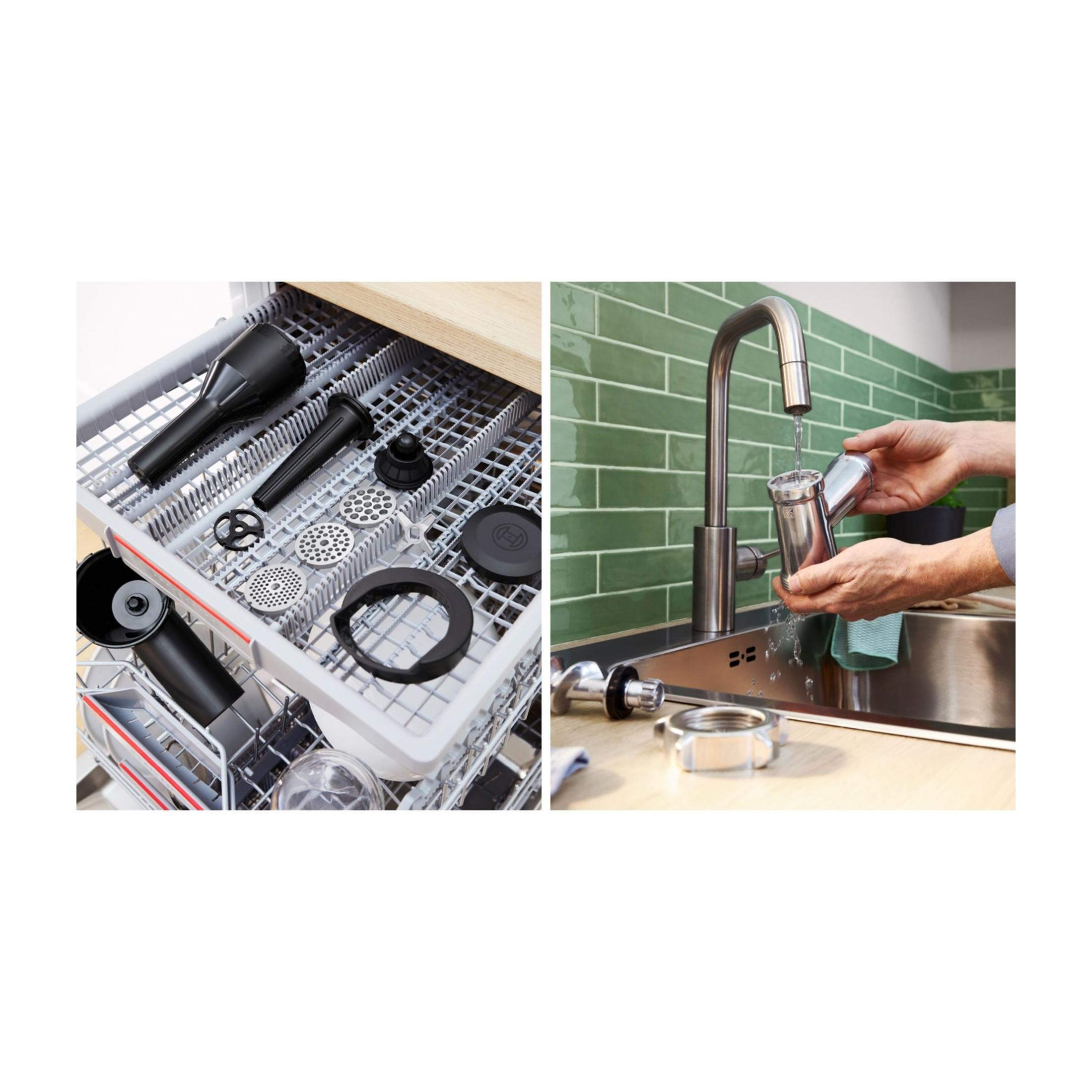 Keukenaccessoires in een vaatwasser en een deel onder stromend water.
