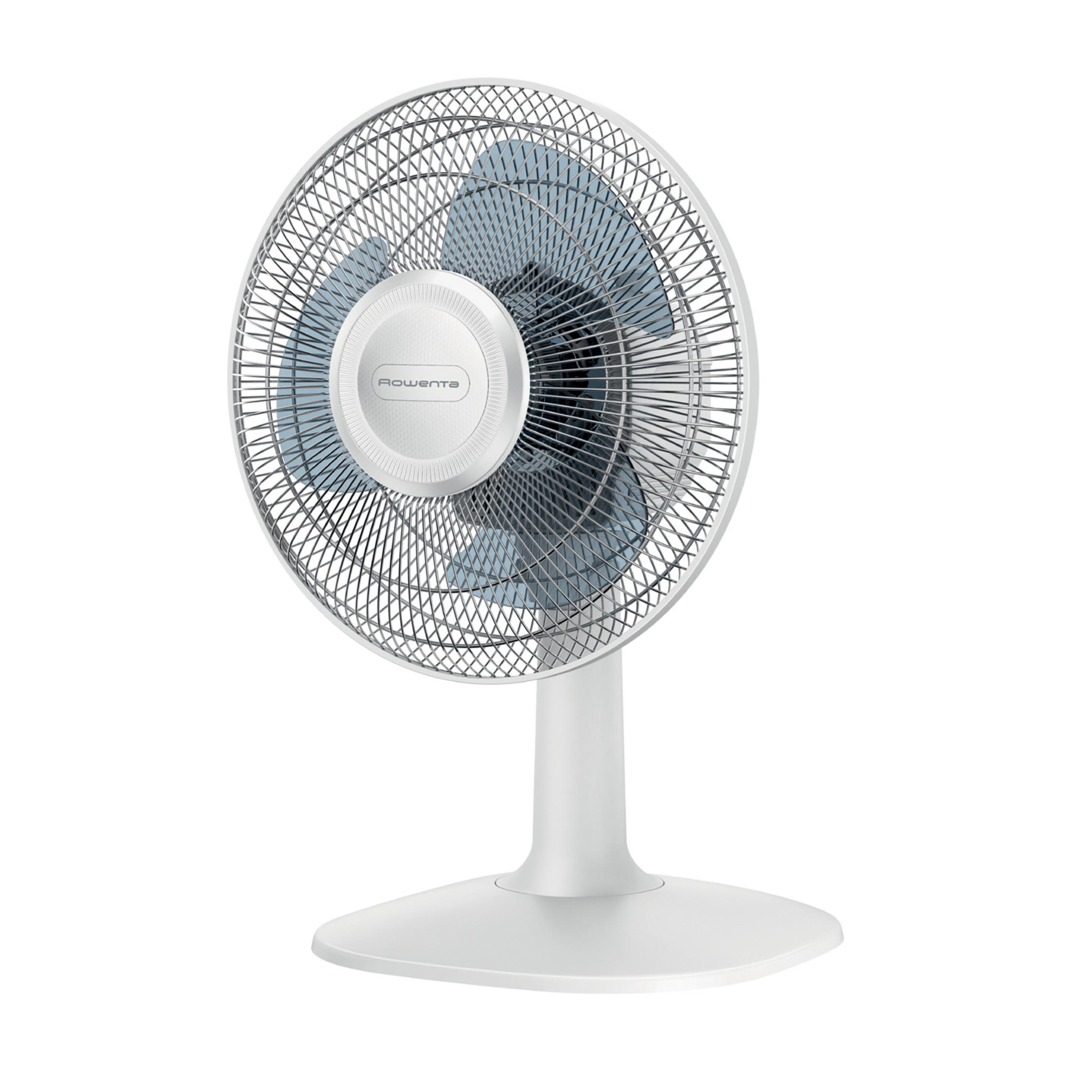 Biały wentylator biurkowy z niebieskim wirnikiem na białym tle.