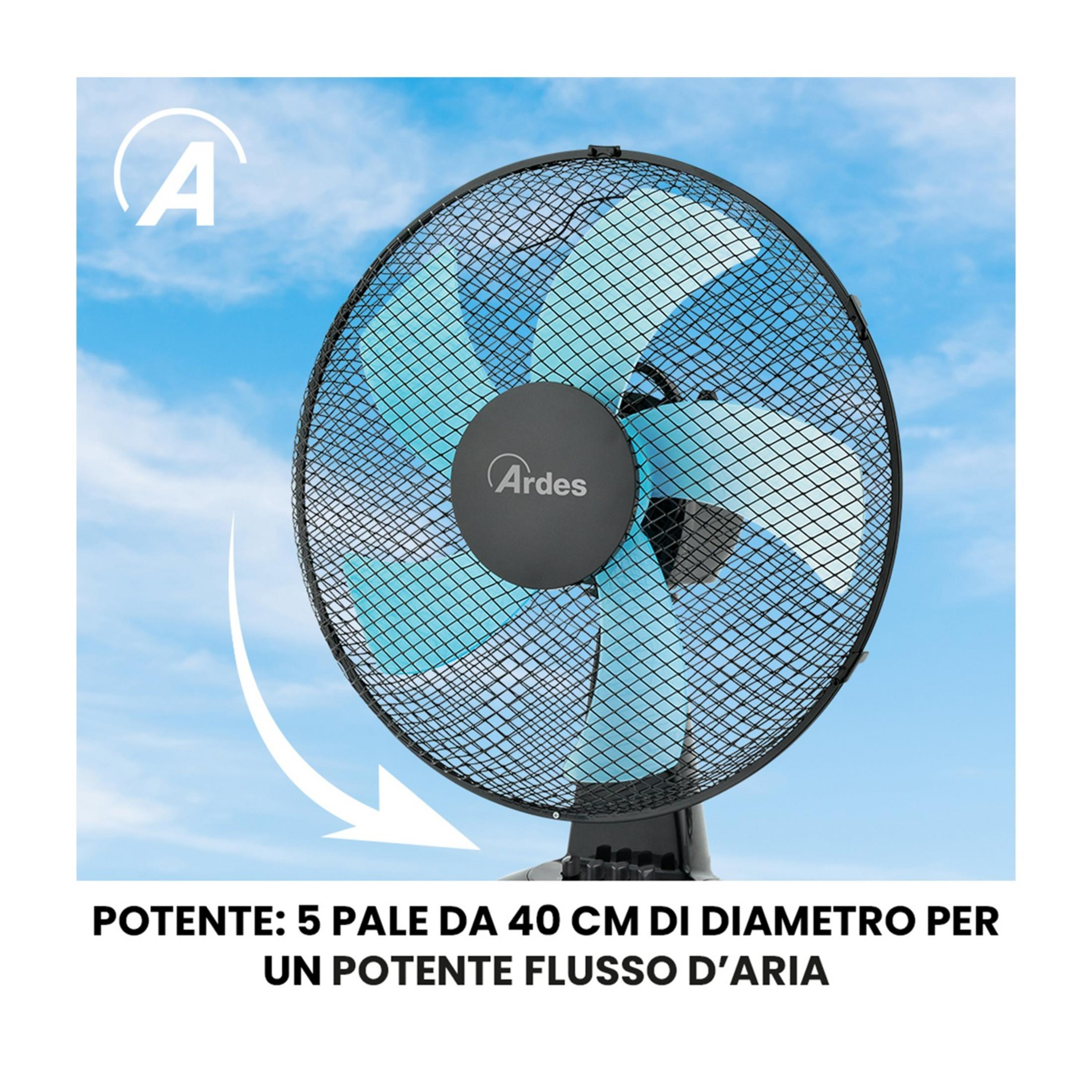 Un ventilatore nero con pale blu su sfondo di cielo azzurro.