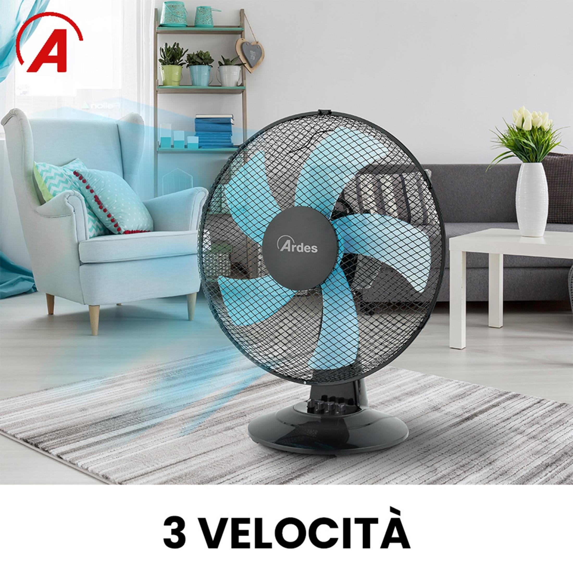 Un ventilatore da tavolo nero con pale blu è su un tappeto.