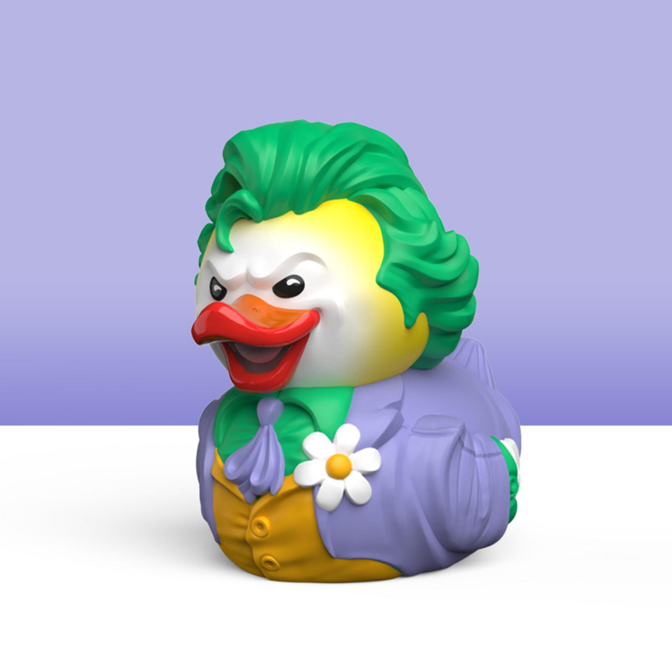 Ein Quietscheentchen im Joker-Kostüm mit grünen Haaren und lila Anzug.