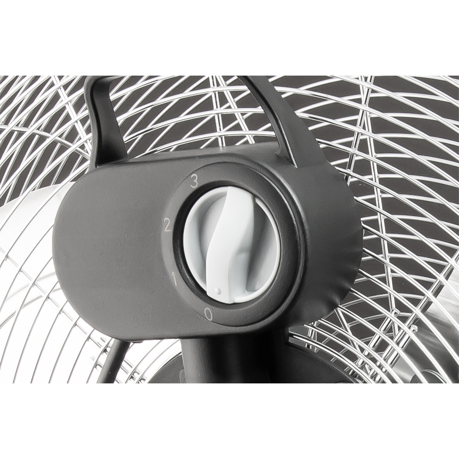 Ein schwarzer Ventilator mit weißem Einstellknopf, der auf Stufe 1 steht.