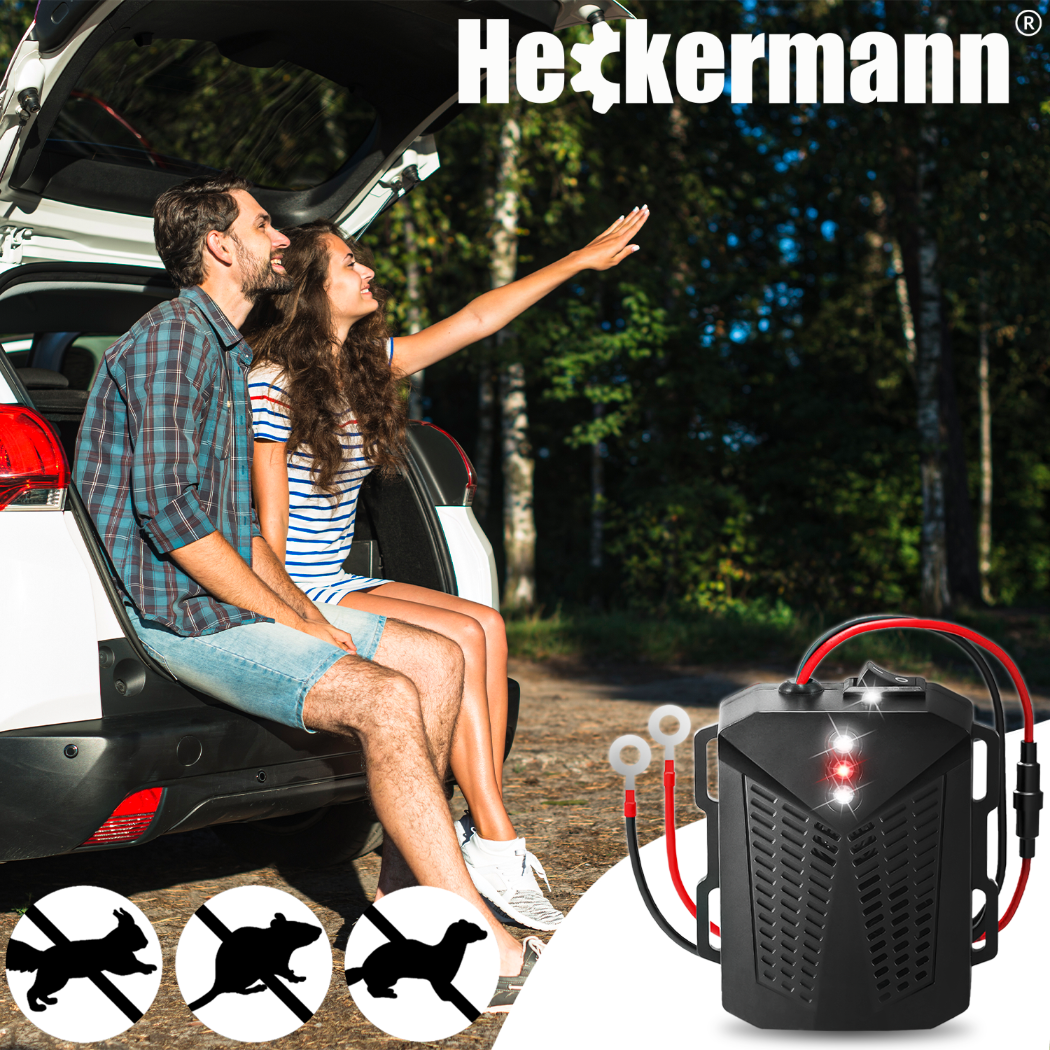 Para siedzi w bagażniku, kobieta wskazuje. Odstraszacz szkodników obok. Tło leśne.