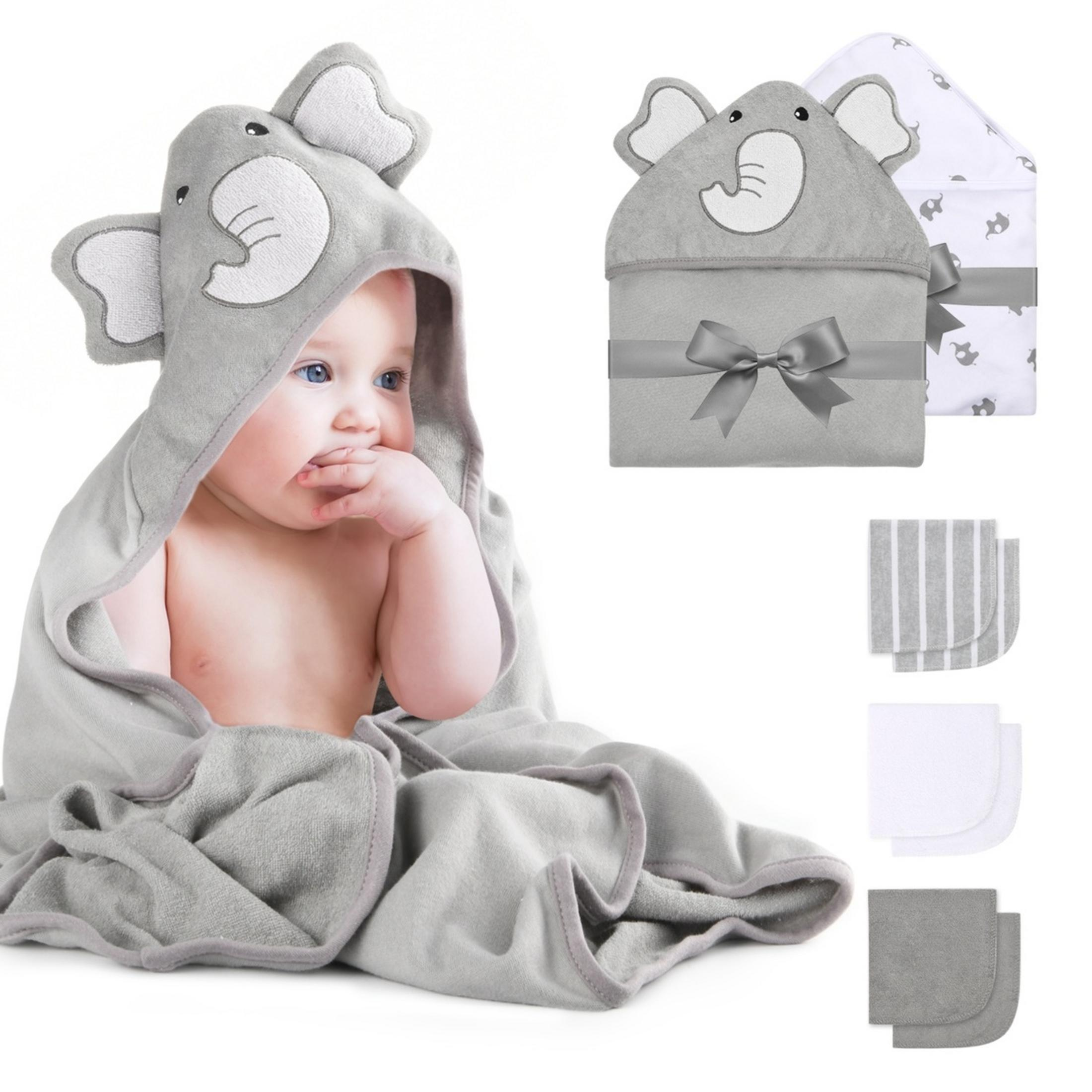 Un bambino avvolto in un asciugamano grigio con cappuccio da elefante.